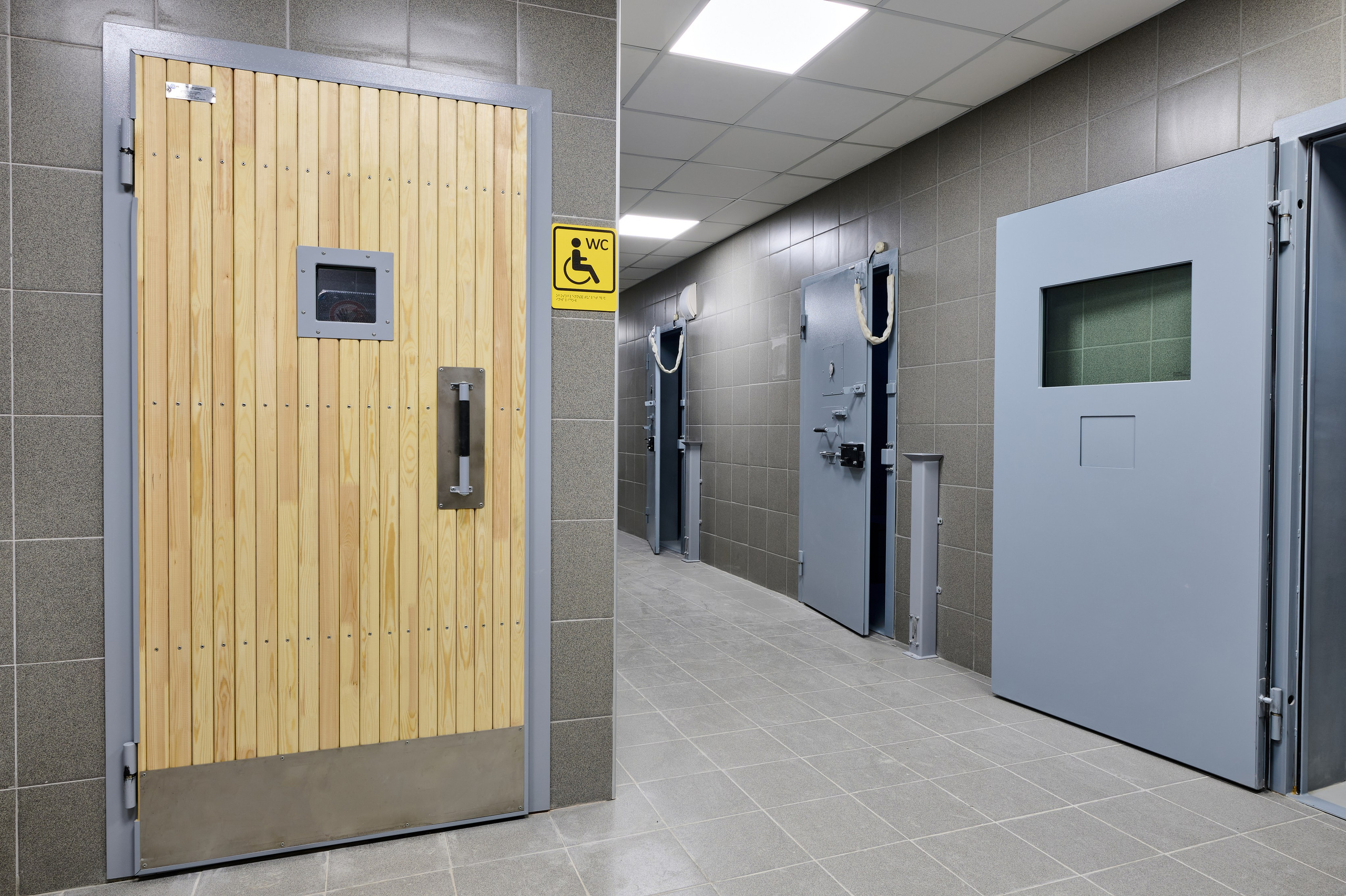 Усиленная дверь с деревянной отделкой, смотровое окно, коридор