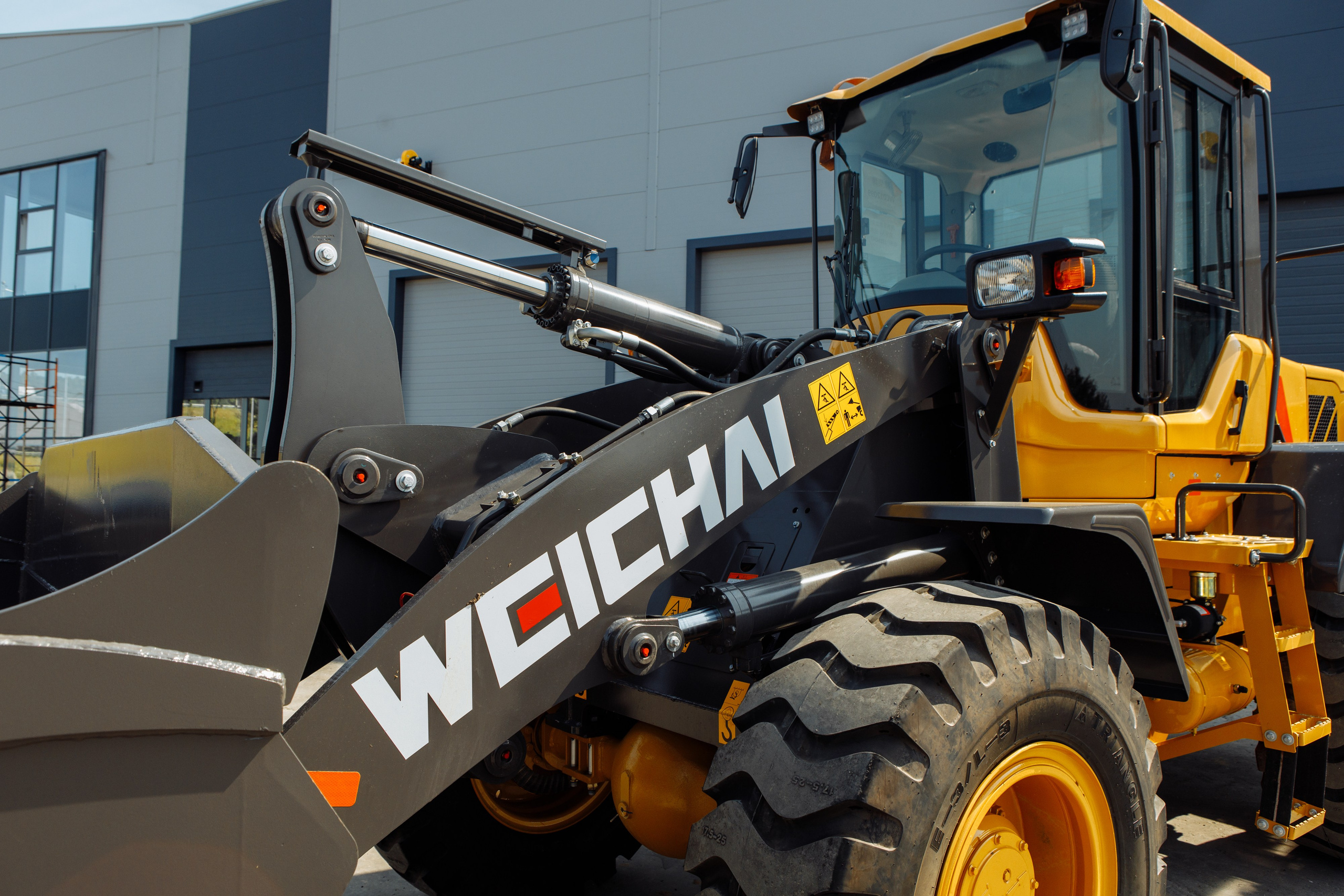 Фото фронт. погр. Weheavy WL836H. Продажа и обслуживание грузовой техники и спецтехники в г. Новосибирск компания СТИ