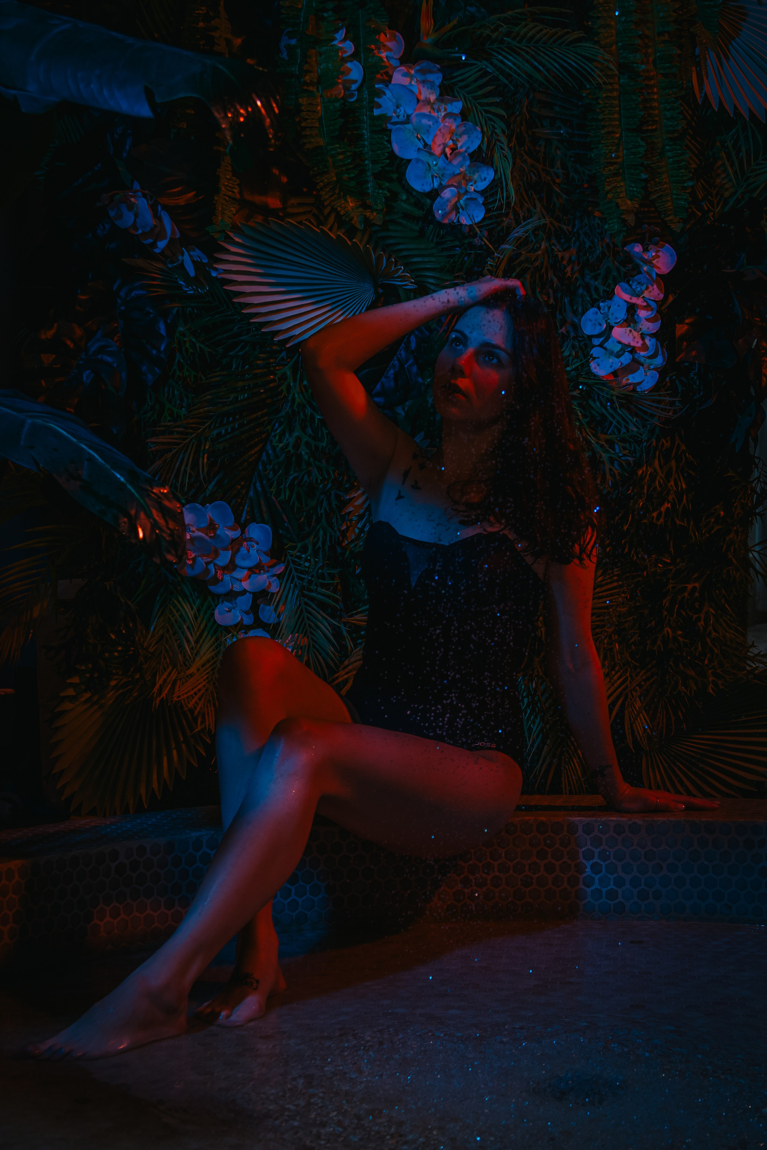 Девушка в тропиках в фотостудии беверли хиллз.