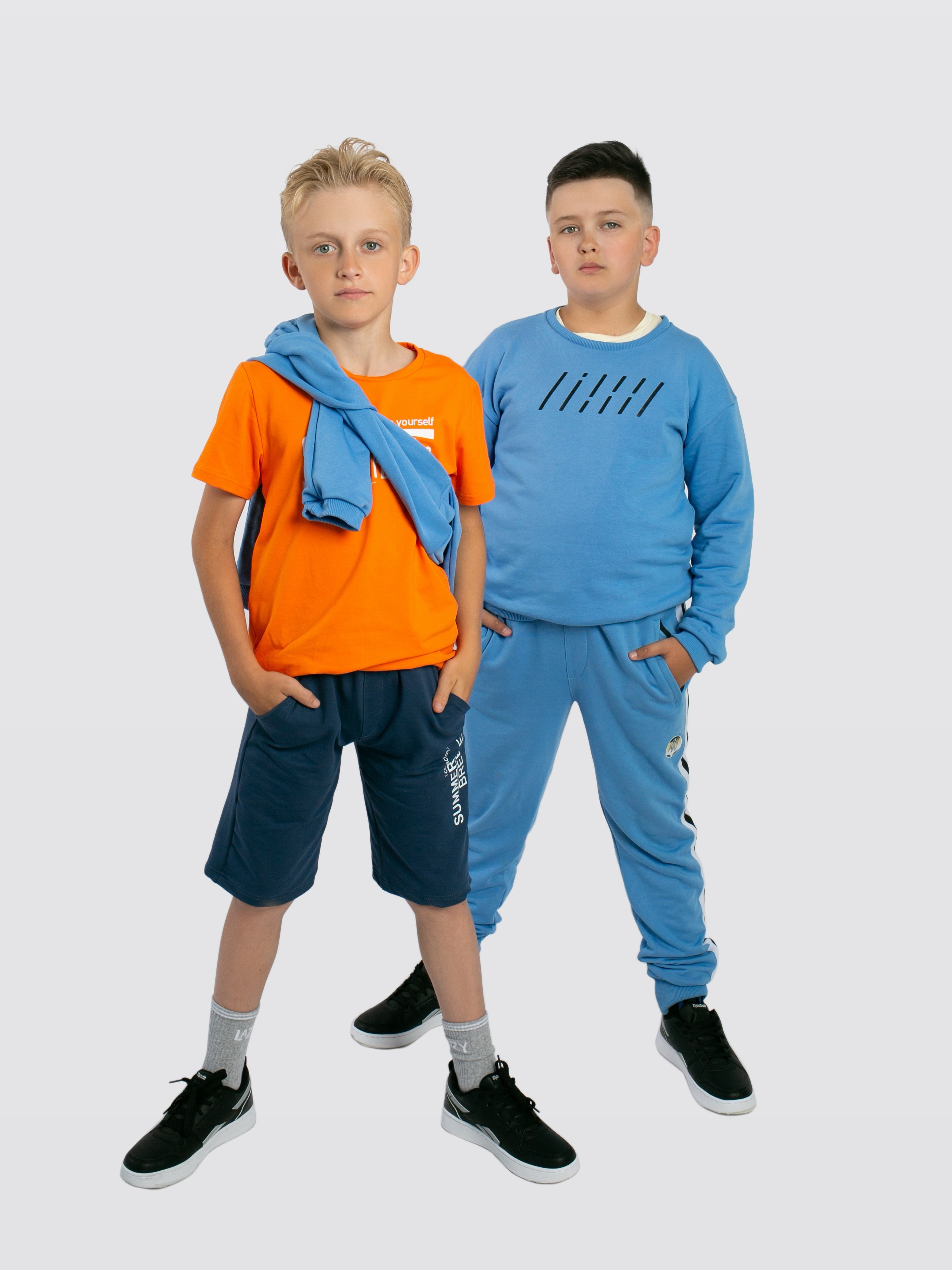 Детская одежда на белом фоне с тенями. Предметная, рекламная фотосъёмка в Орле. Предметный фотограф в Орле