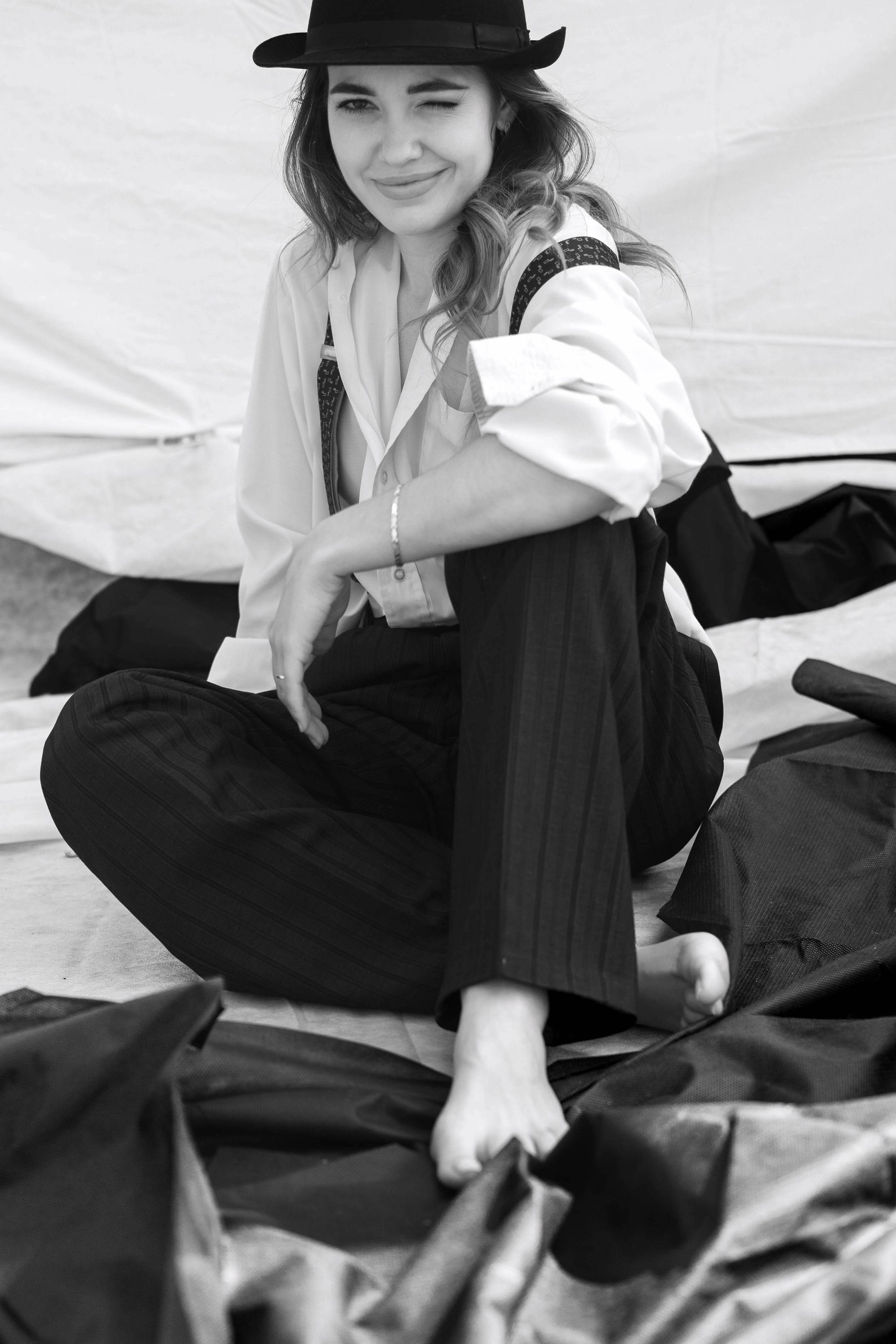 Монохромная фотография девушки в мужском костюме застилает взгляд зрителя элегантностью и изяществом. Одновременно сдержанная и провокационная, девушка в этой фотографии иллюстрирует вечную борьбу противоположностей, создавая потрясающе харизматичный образ. Екатеринбург фотосессии  Автор фотограф: Додров. Ph: dodrov.