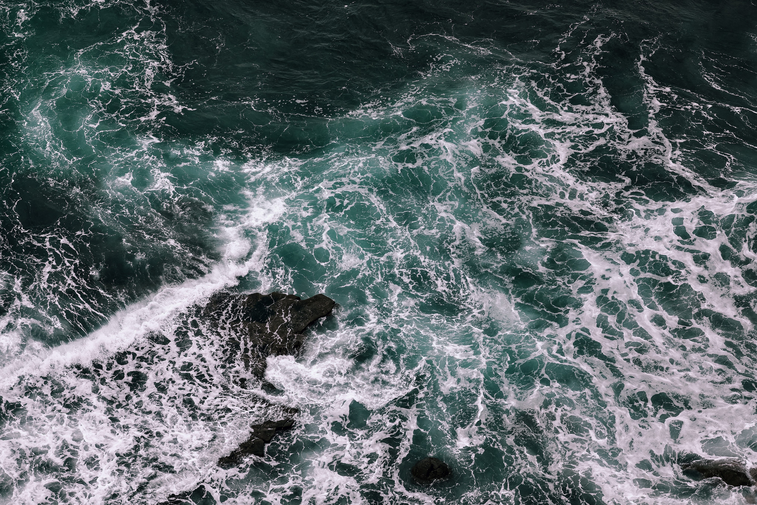 Бурное зимнее море на острове Русский во Владивостоке