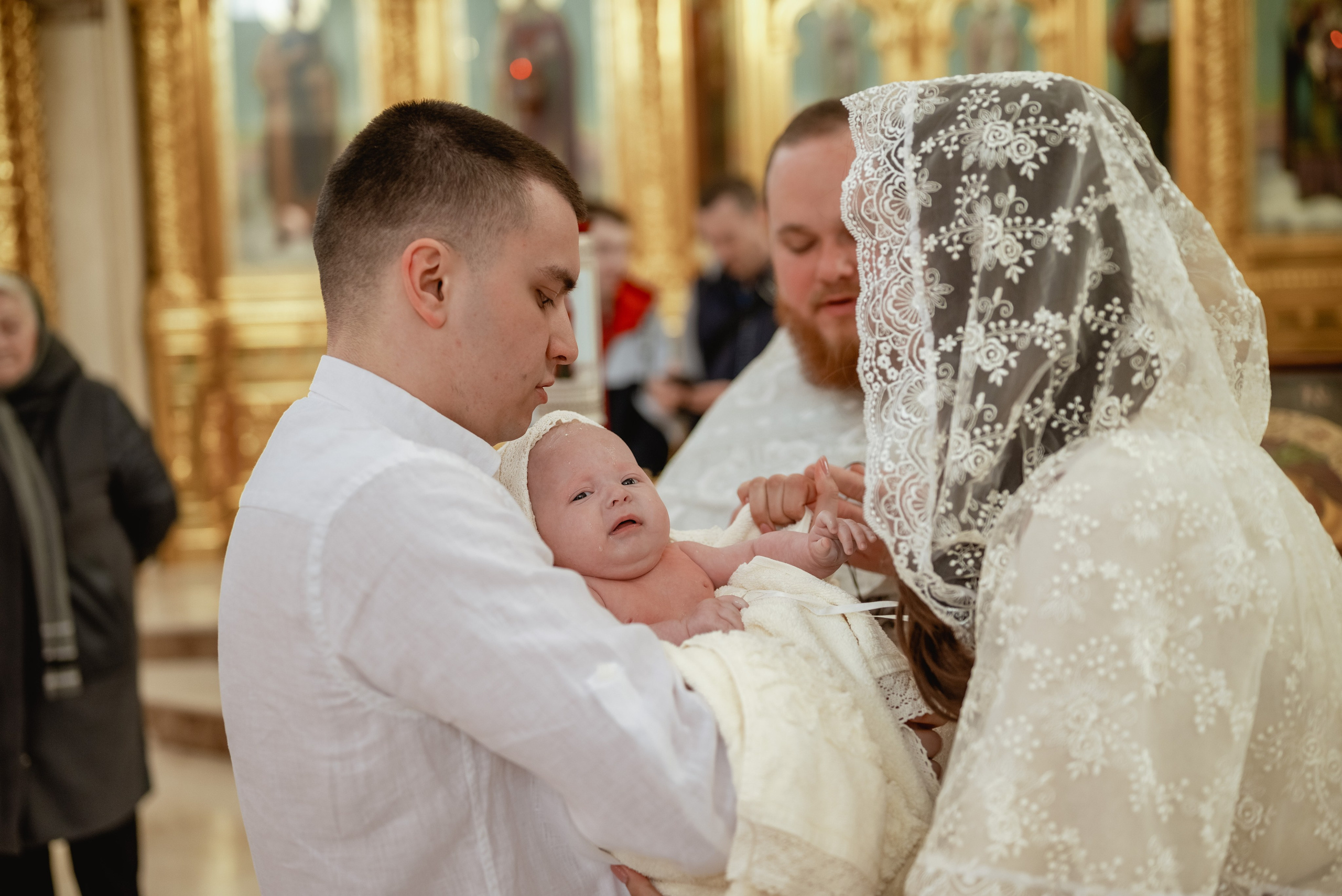 Крещение в храме Петра и Февронии. Юлия Басня семейный и свадебный фотограф в Донецке