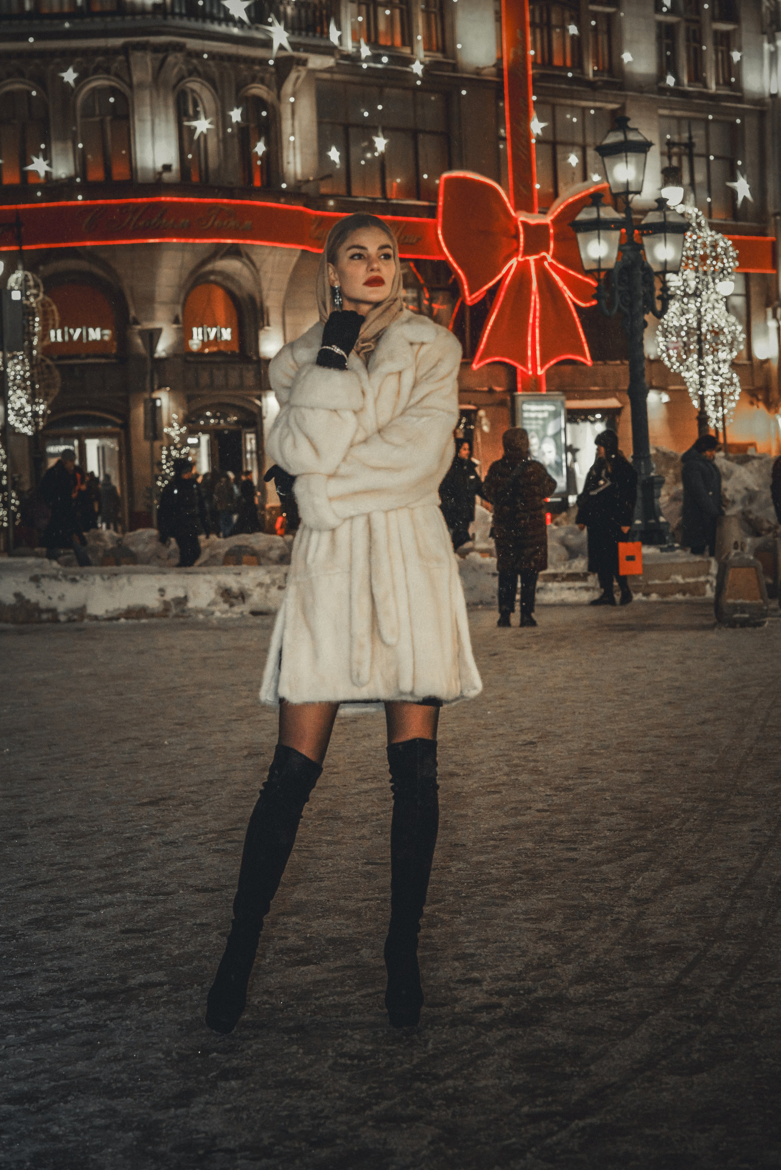 Девушка модель позирует зимой напротив пума