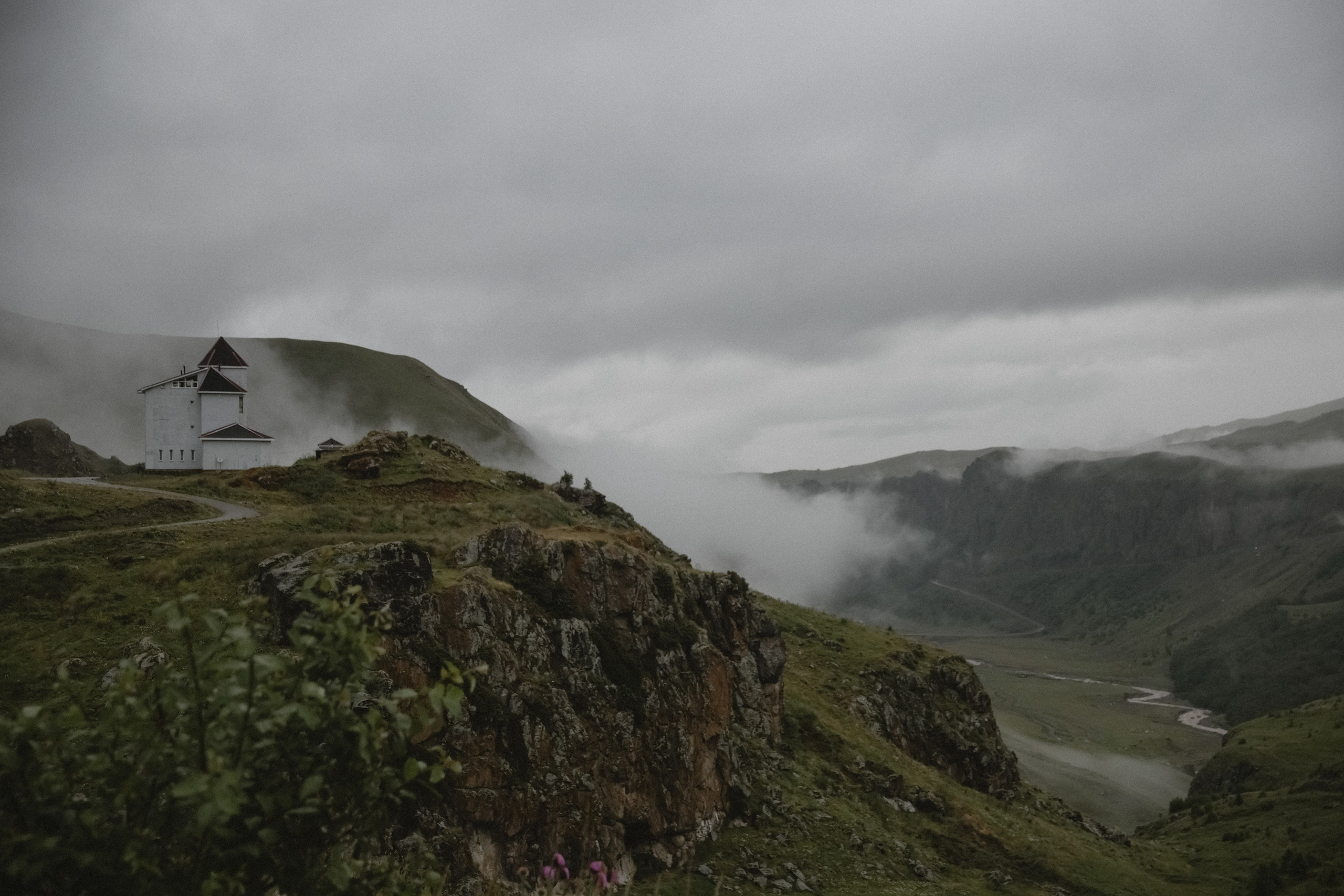 Утро невесты в глэмпинге свадебная фотосессия на Джилы-Су Приэльбрусье. Свадебный, репортажный и портретный фотограф Сочи, Краснодар. Александра Зайцева