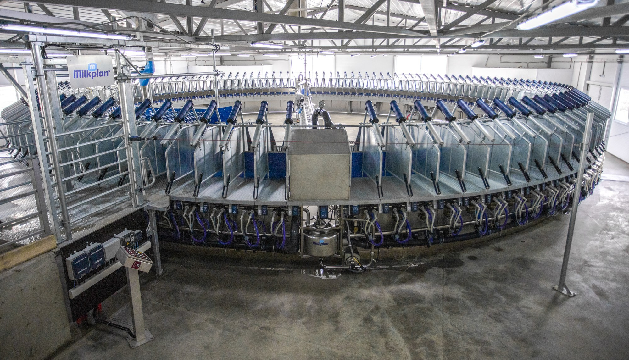 Открытие карусели для дойки скота. Репортажный, промышленный и маркетплейс-фотограф Дмитрий Чернат