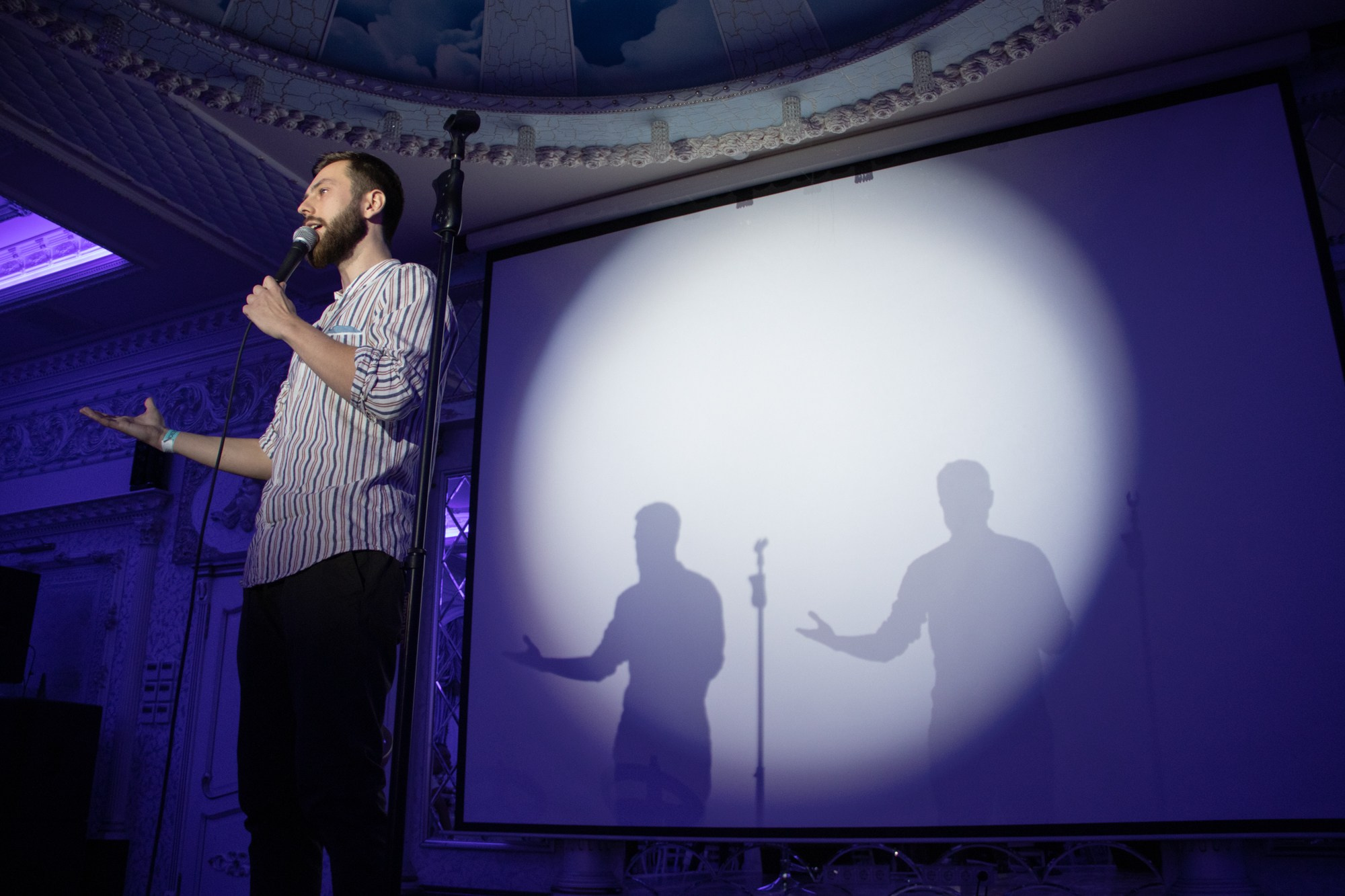 Выступление стендап-комика Дмитрий Романов. Репортажный, промышленный и маркетплейс-фотограф Дмитрий Чернат