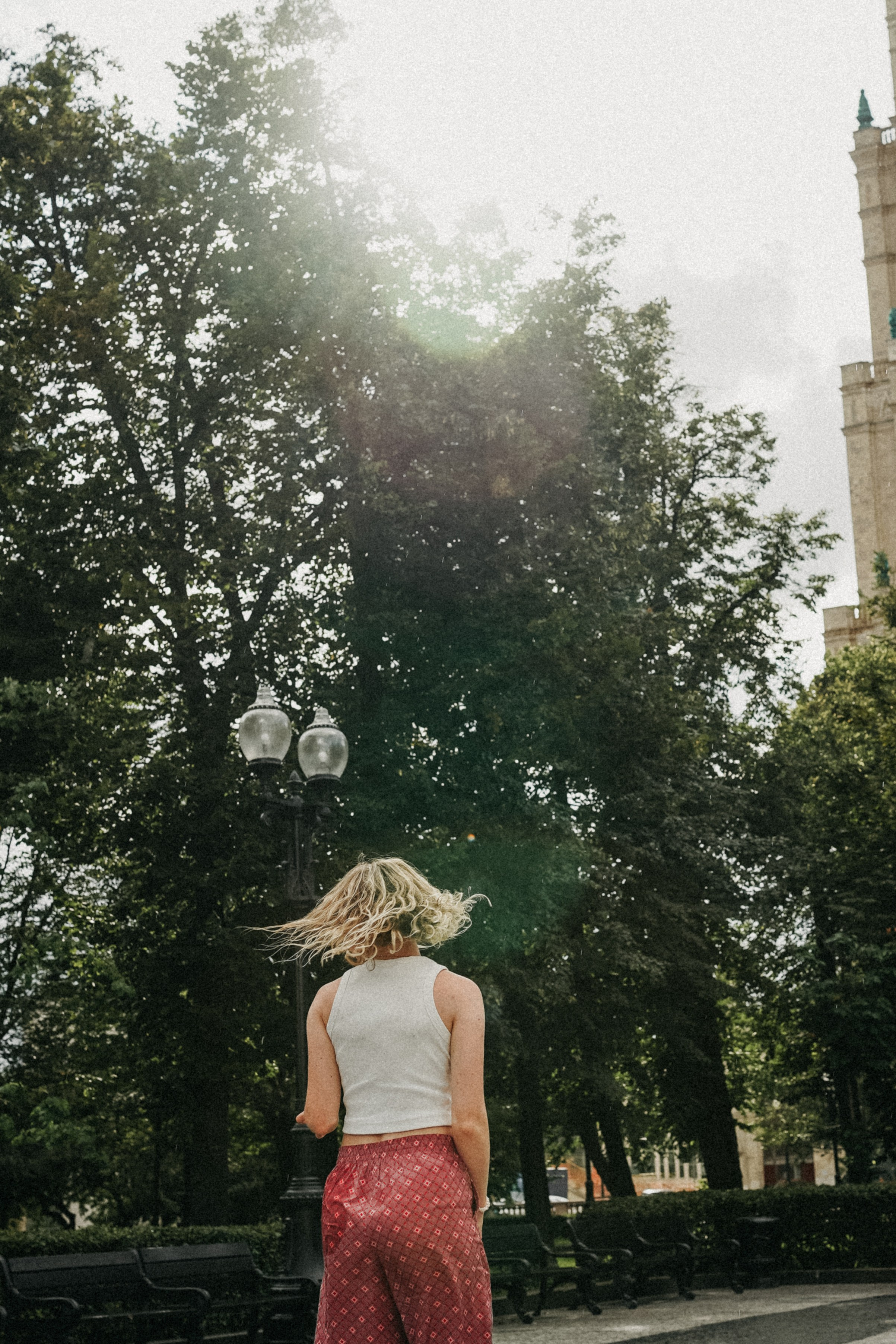 Девушка по городу шагает босиком. Фотограф Наталья Колганова