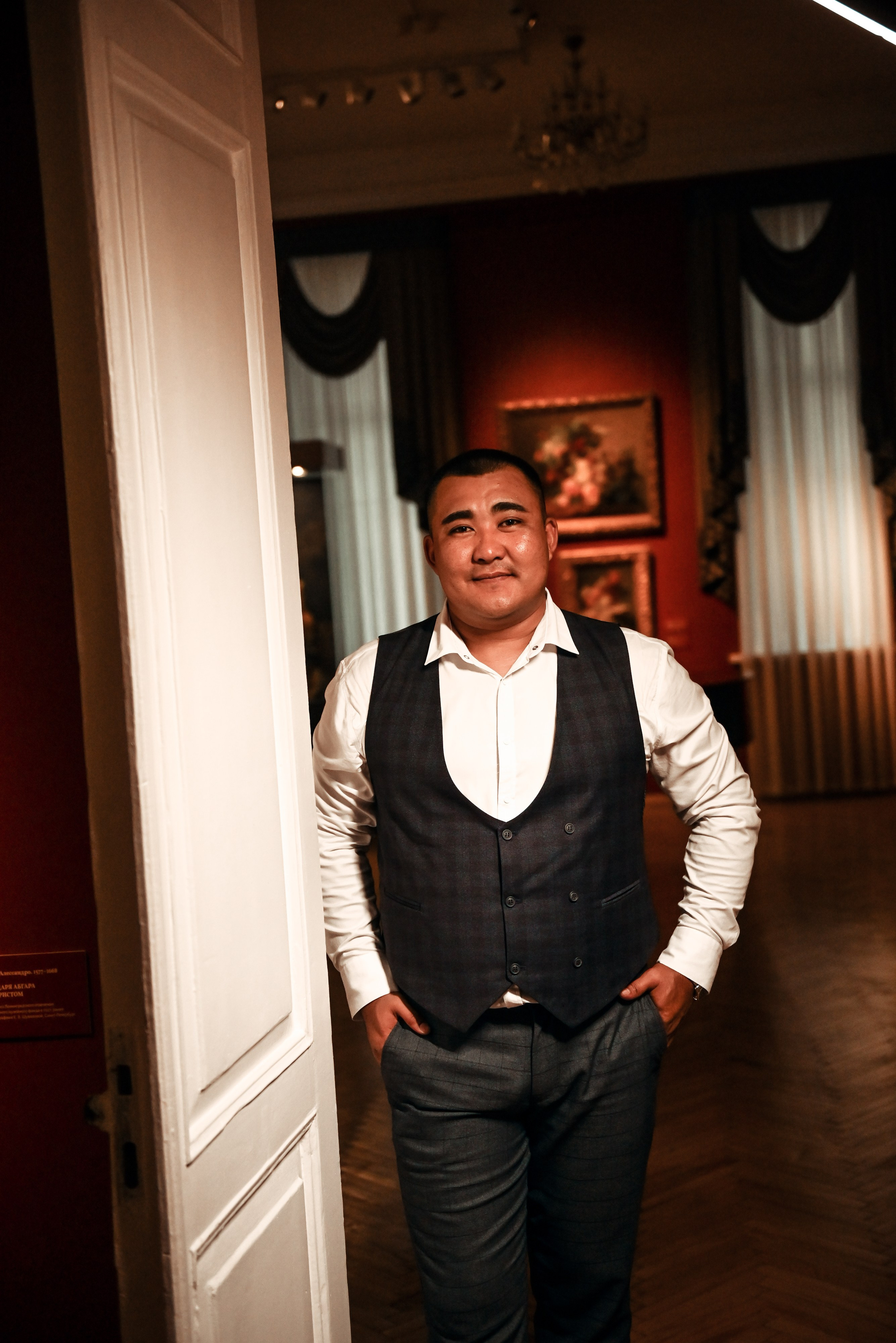 Небольшая свадебная серия в музее и прогулкой под дождем Эльмиры и Ризата. Свадебный, семейный, детский, контент фотограф в Омске Максим Ильин