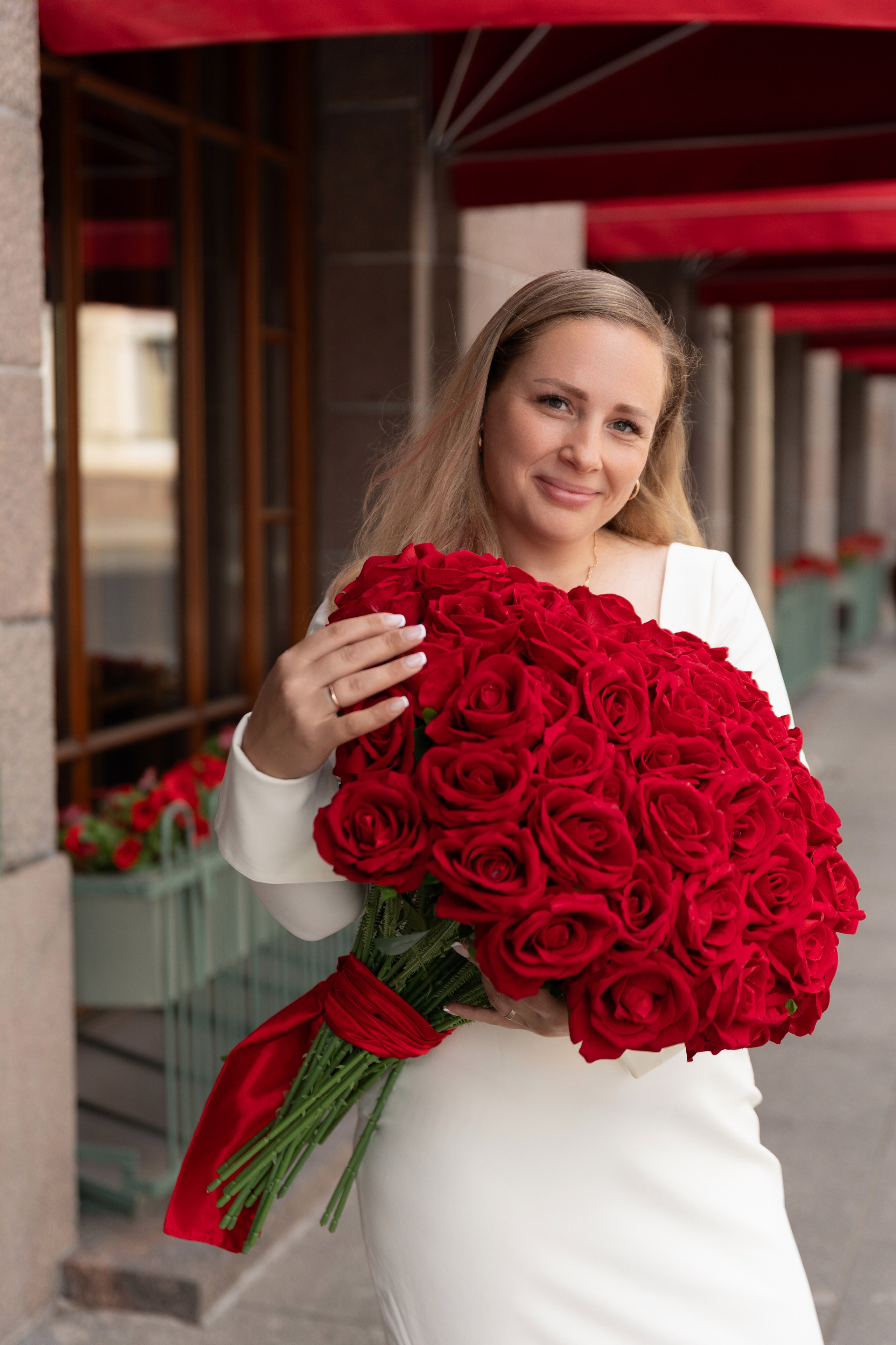 Фотопрогулка в центре с букетом красных роз. Семейный и свадебный фотограф в Санкт-Петербурге Татьяна Швыкова