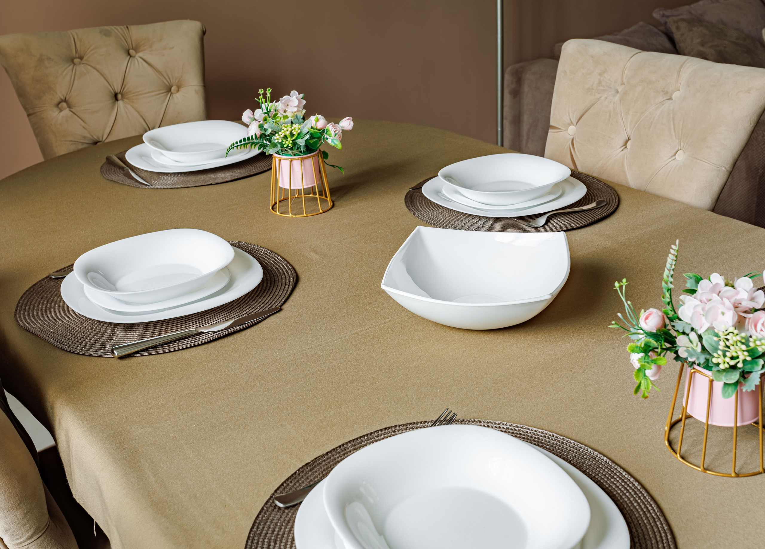 Как выбрать интерьерного фотографа?При выборе фотографа для съемки вашего дома обратите внимание на его портфолио и отзывы клиентов. Хороший специалист должен иметь опыт работы с объектами для аренды и понимать, какие ракурсы и детали наиболее важны для потенциальных гостей.