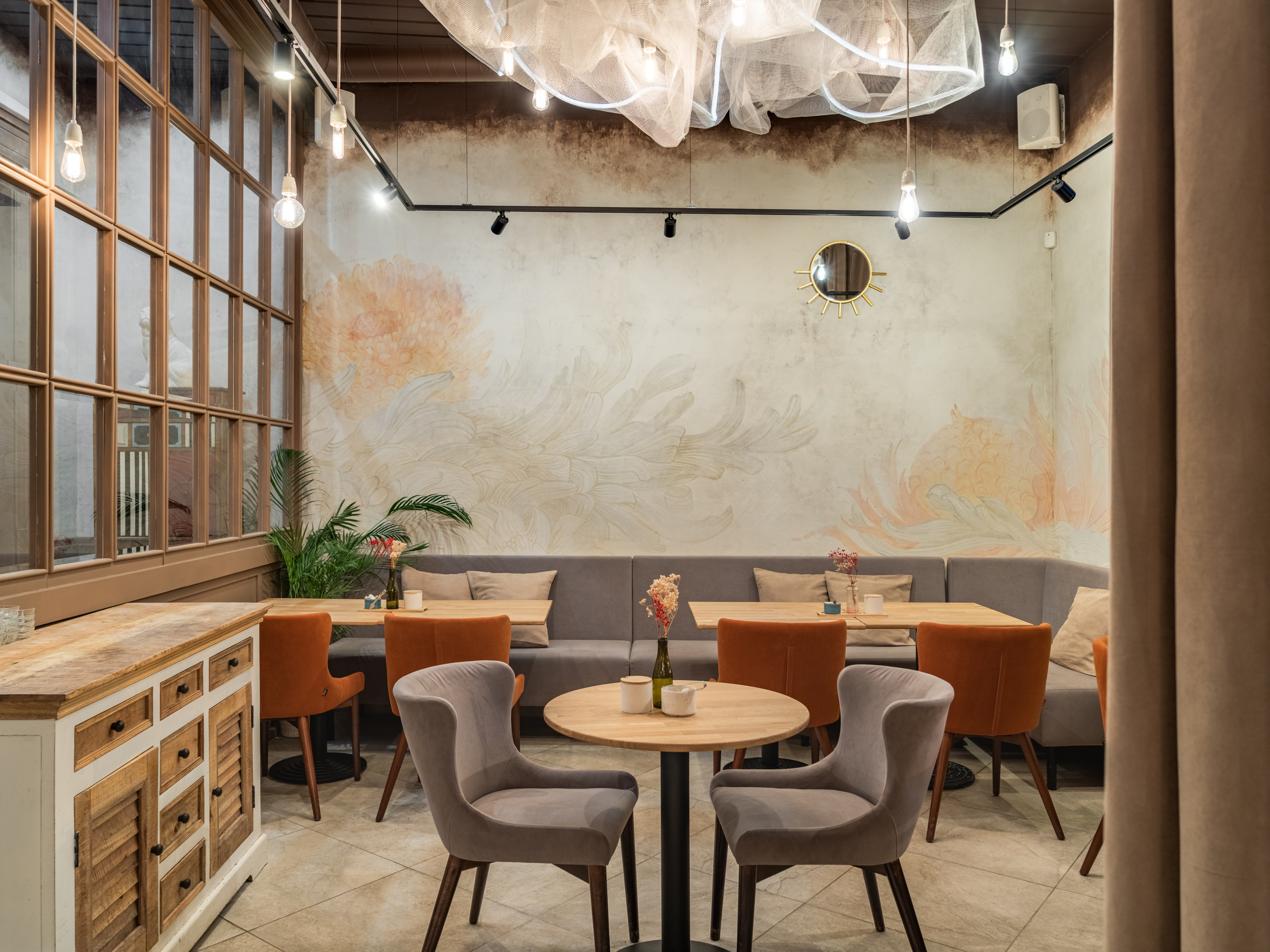 Ресторан Yumi. Дизайнер интерьера | Сабир Ульмаскулов