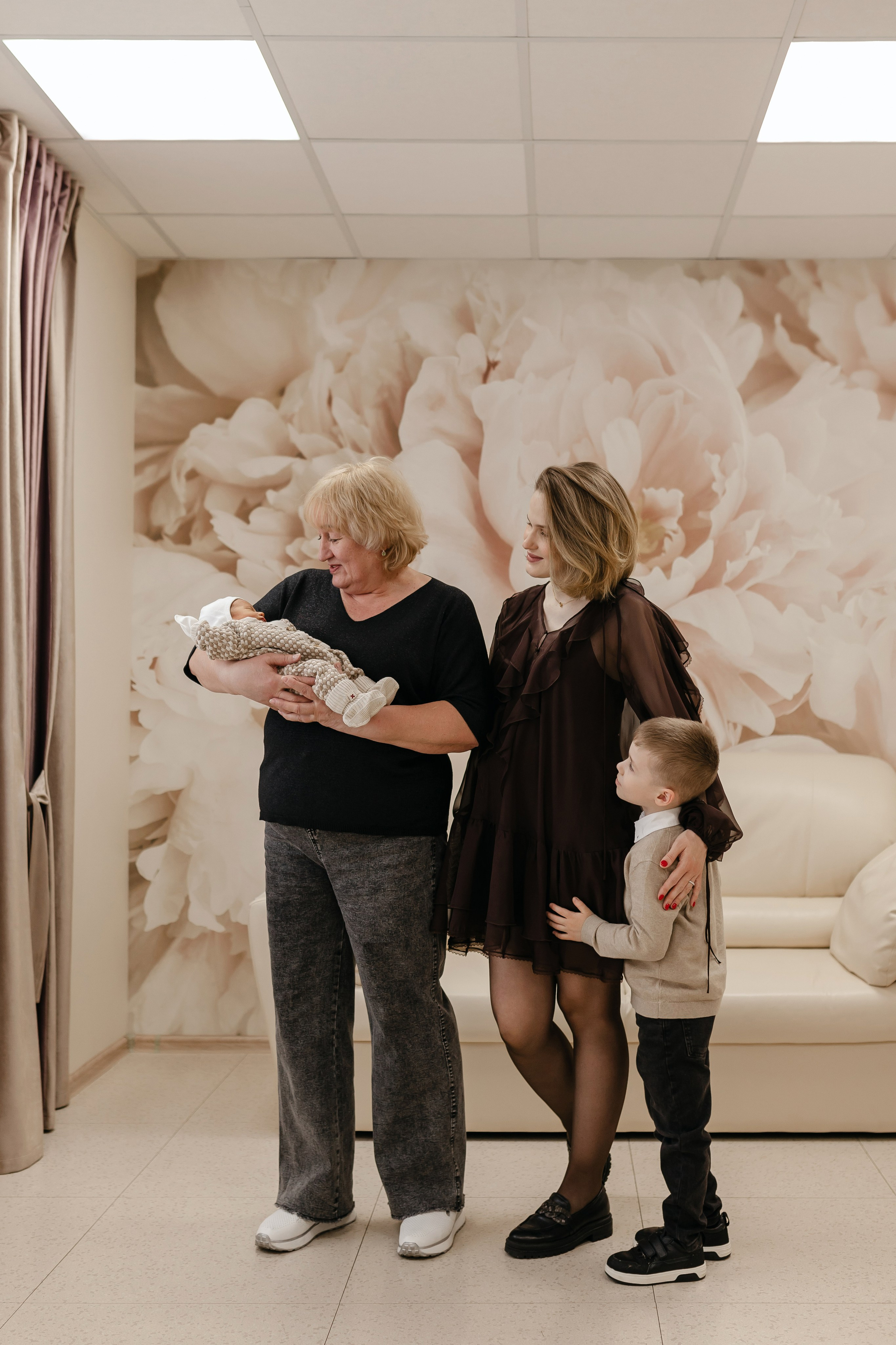 Фотограф на выписку из роддома в Краснодаре, выписка из Екатерининского роддома, фотограф Яна Морева. Семейный фотограф в Краснодаре Яна Морева