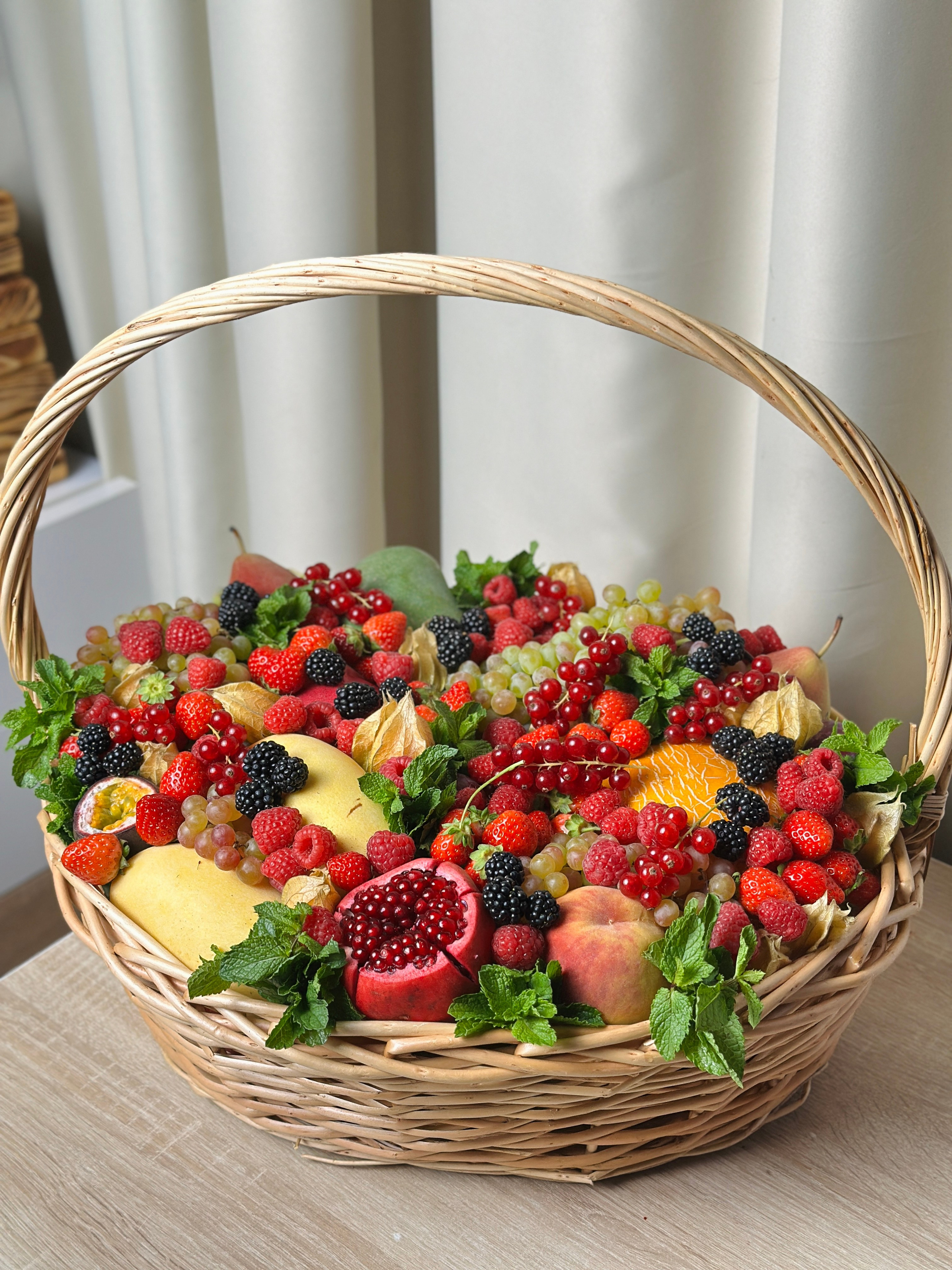 Корзины. Выездной кейтеринг, съедобные букеты, торты и сладости на заказ