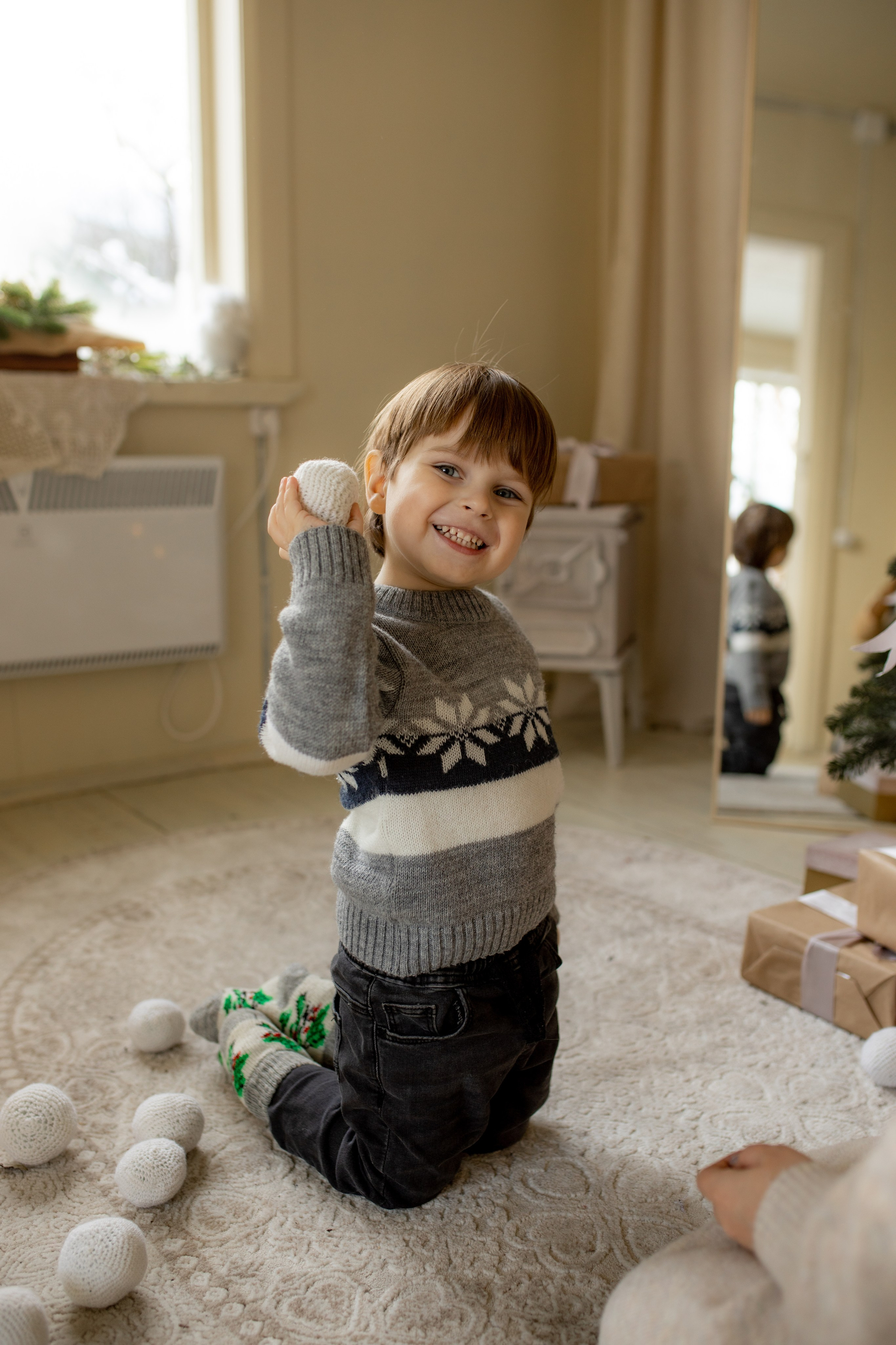 новгодняя фотосессия для ребёнка, детский фотограф в Железнодорожном, мальчик играет в снежки 