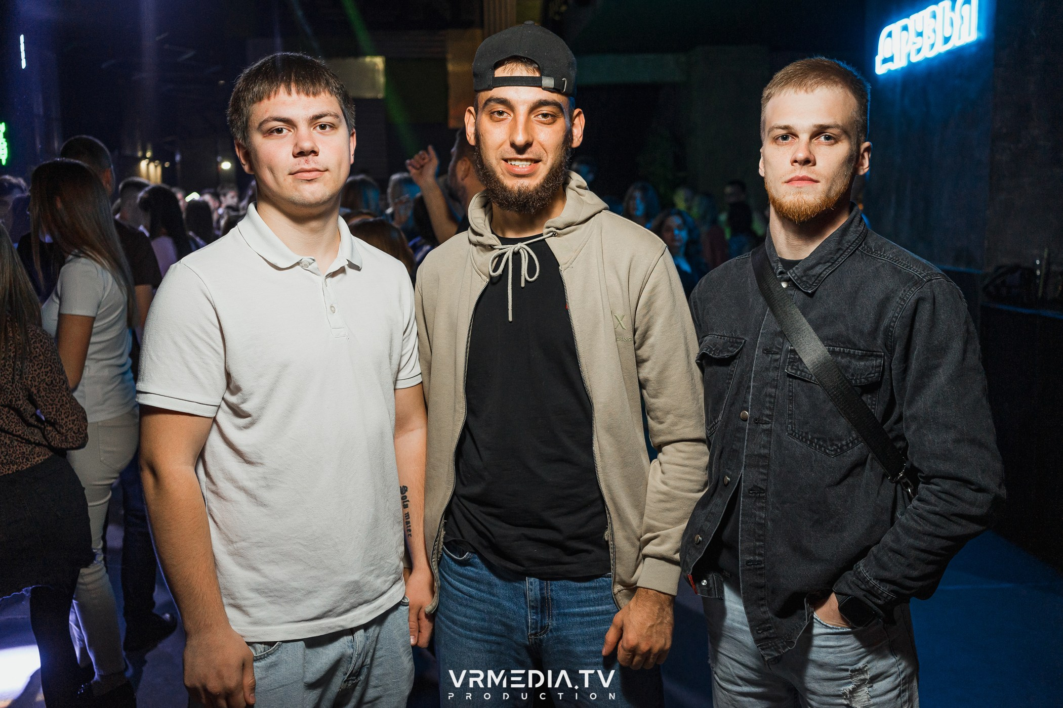 Бумажный дом в баре «Друзья»