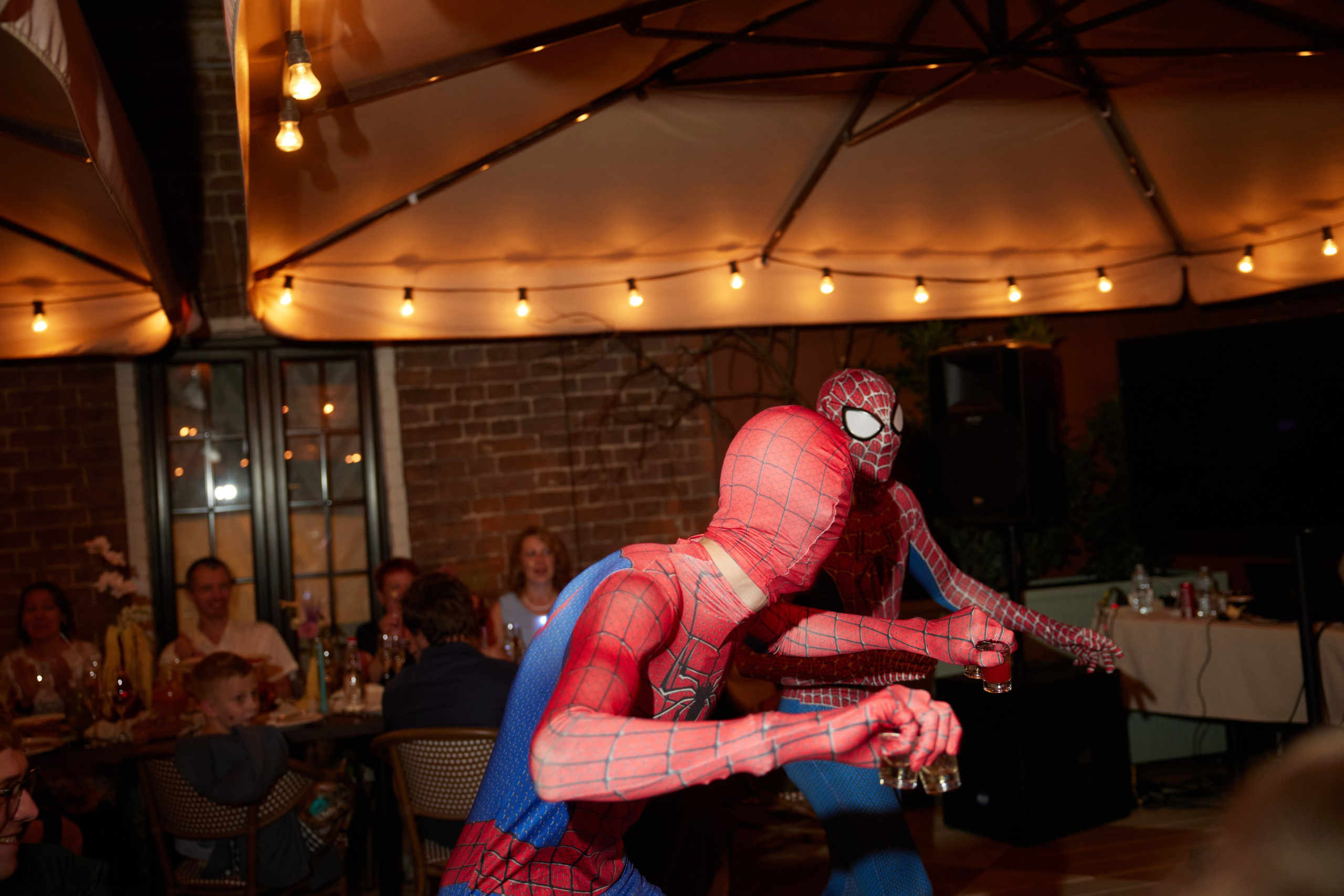 Бумажные украшения и блестки* Костя & Наташа. Фотограф Чугунов Александр