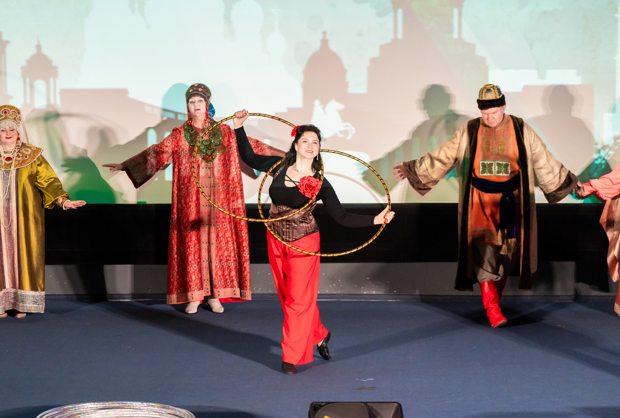 Акробатический танец с кольцами на фольклорном фестивале «Сохраняем традиции». Санкт-Петербург, 2026. Фото: Мальцев Евгений.