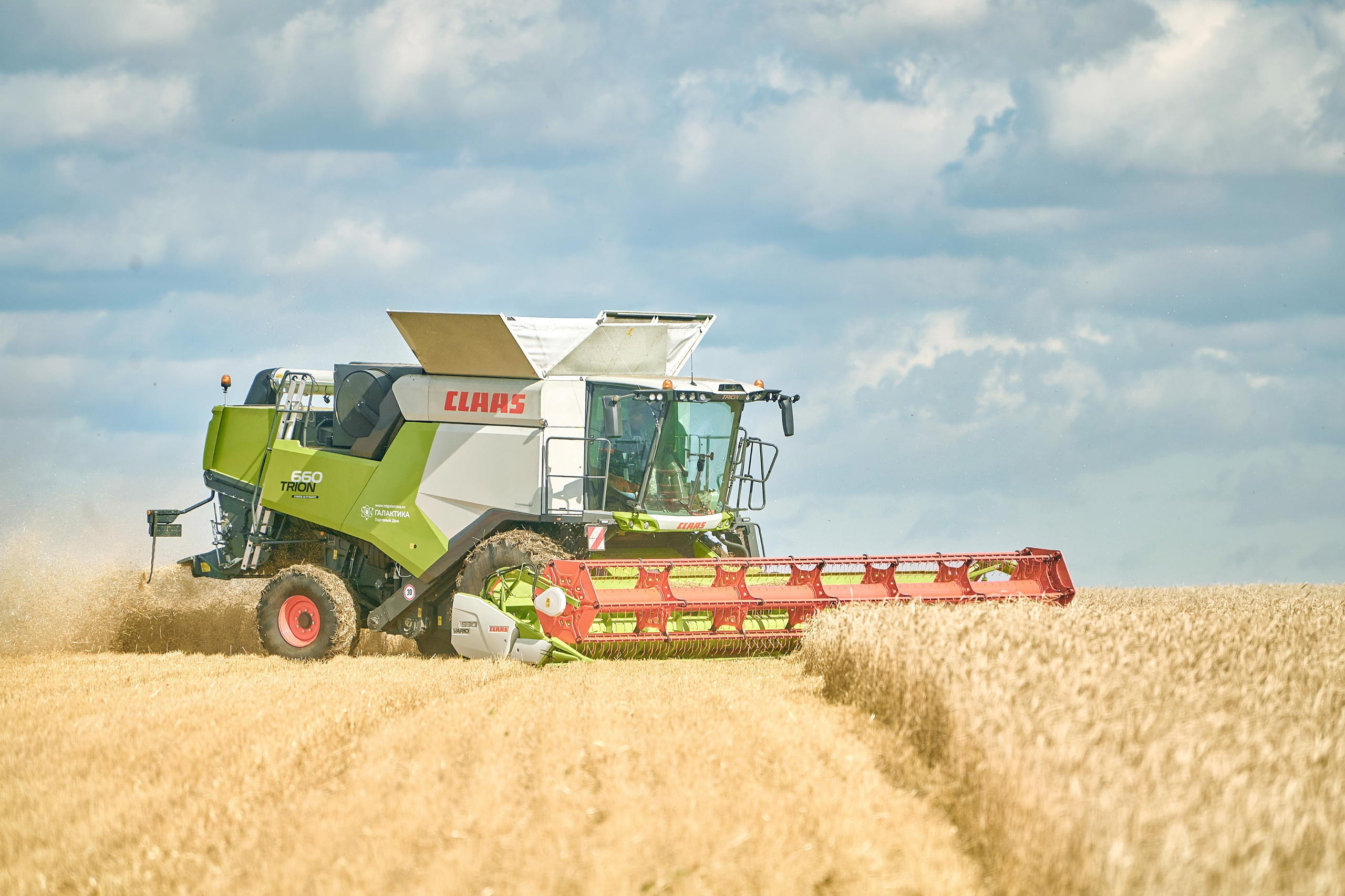 Сельхозтехники Галактика — представление в работе близ г. Абакан. Фотограф Яковлев Роман — Красноярск
