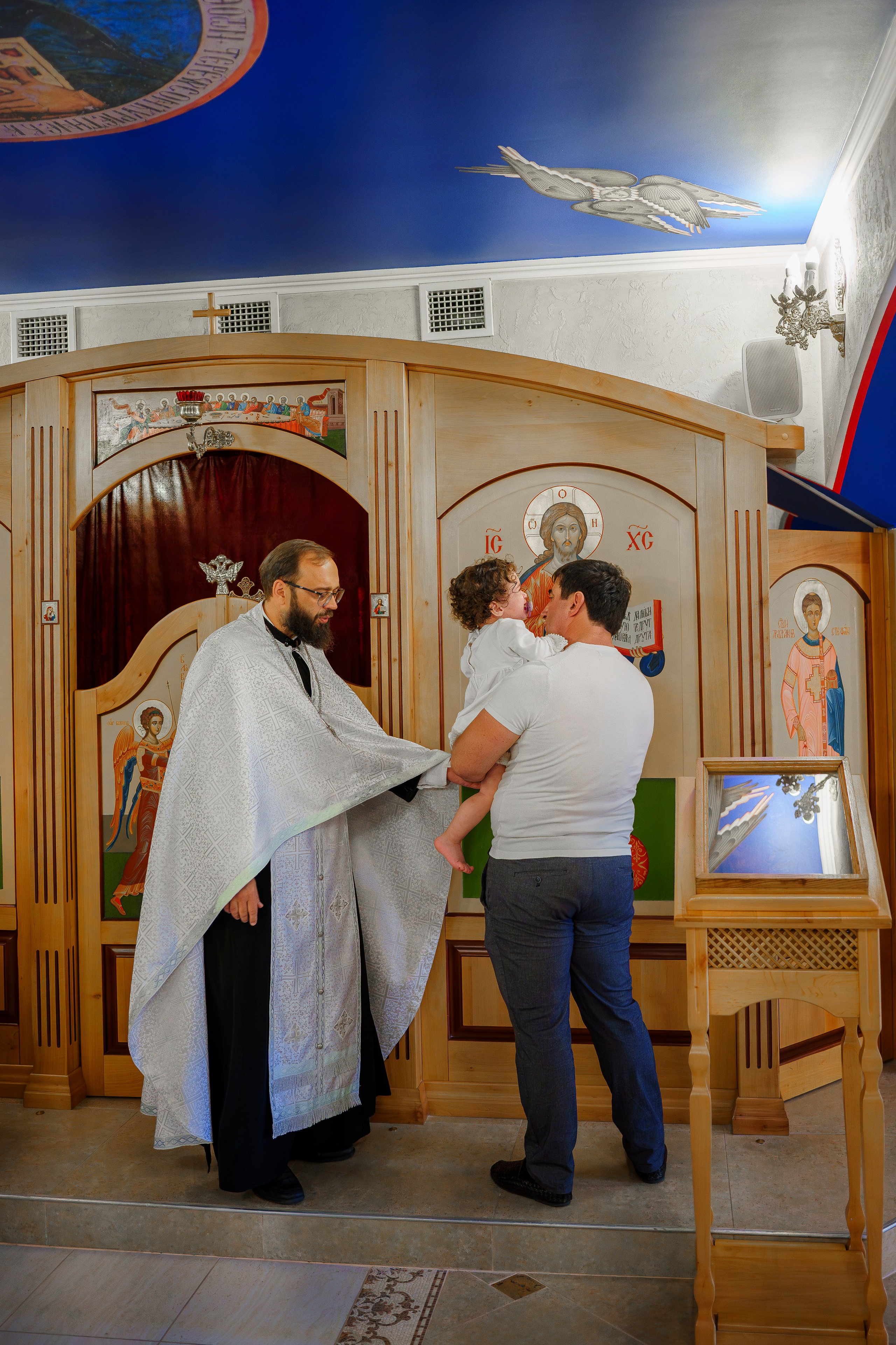 Обряд крещения детей в церкве или храме Адлера. Фотограф видеограф Геннадий Янбаев в Сочи, Краснодаре