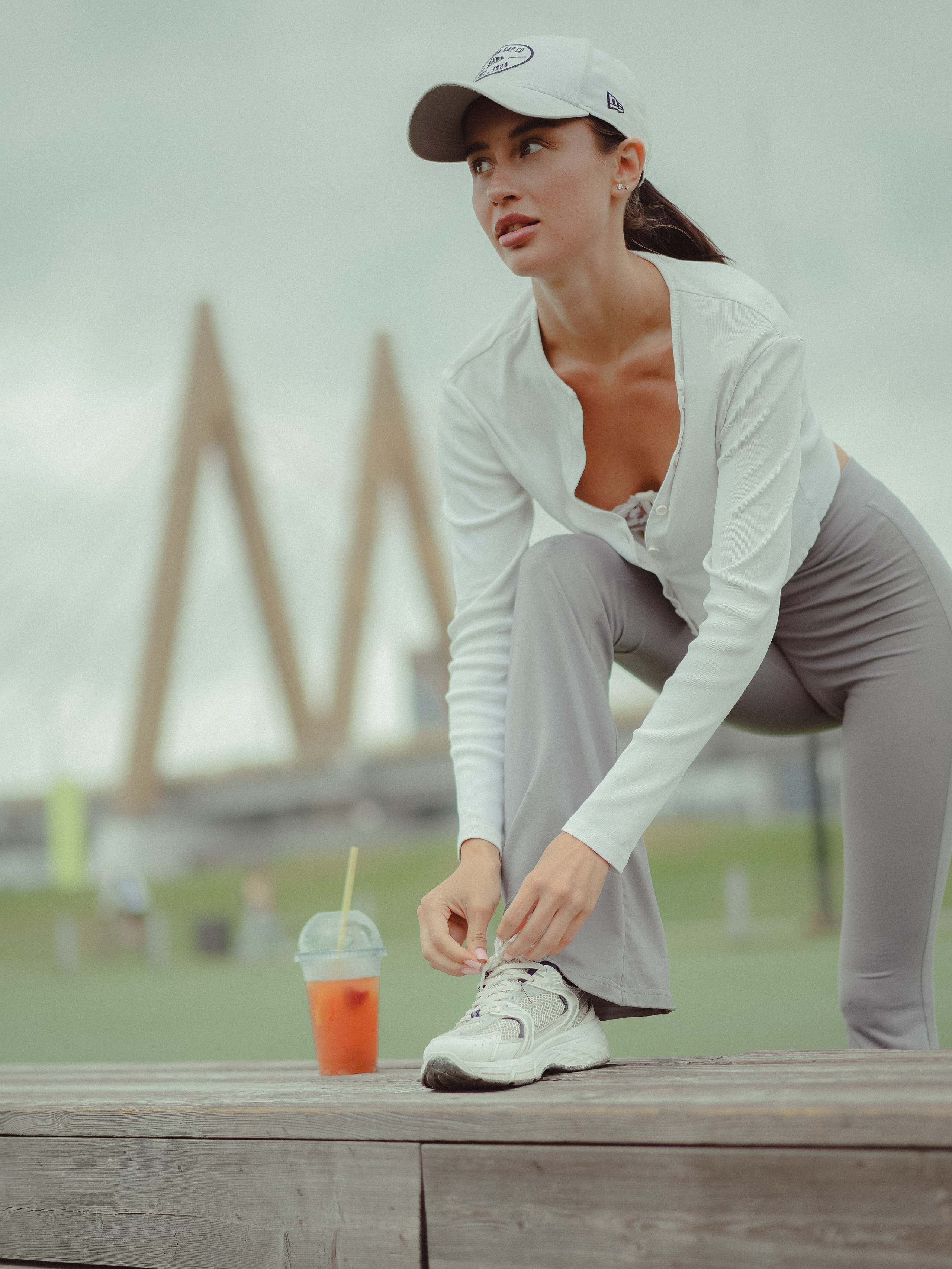 Современная фотосессия девушки в образе спорт-шик