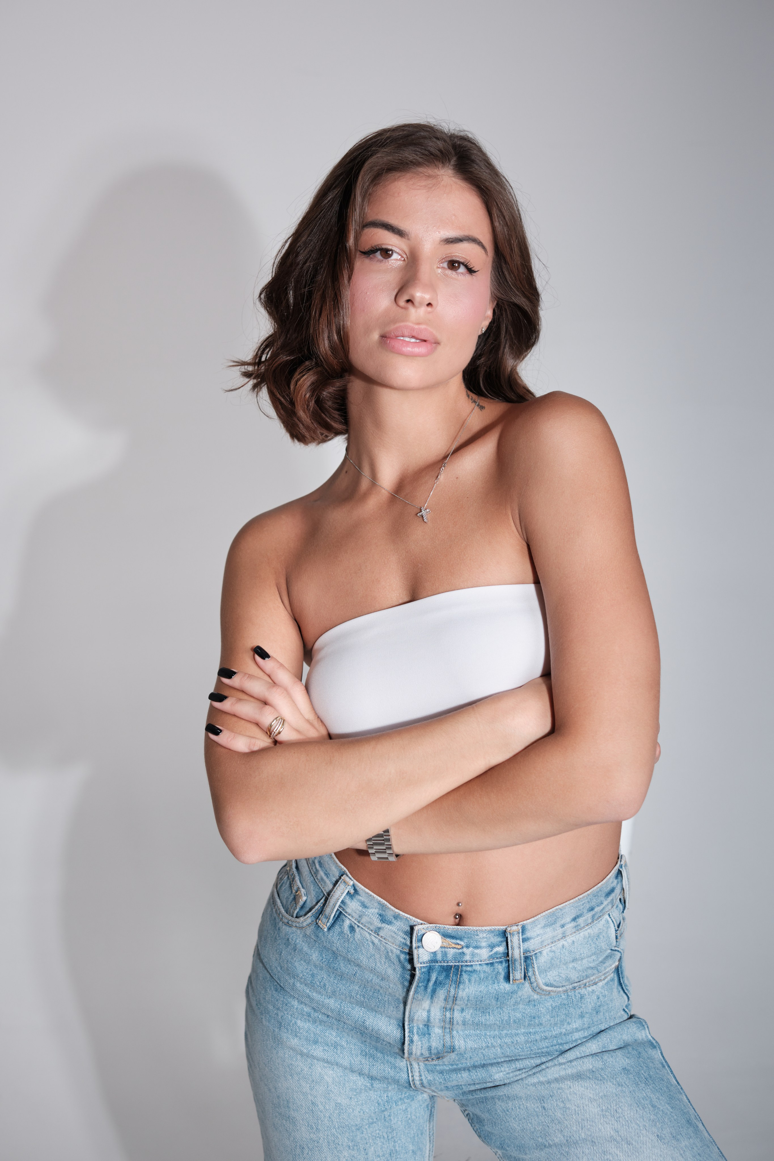 Сьемка в студии для модельного агентства, девушка в джинсах и белом топе