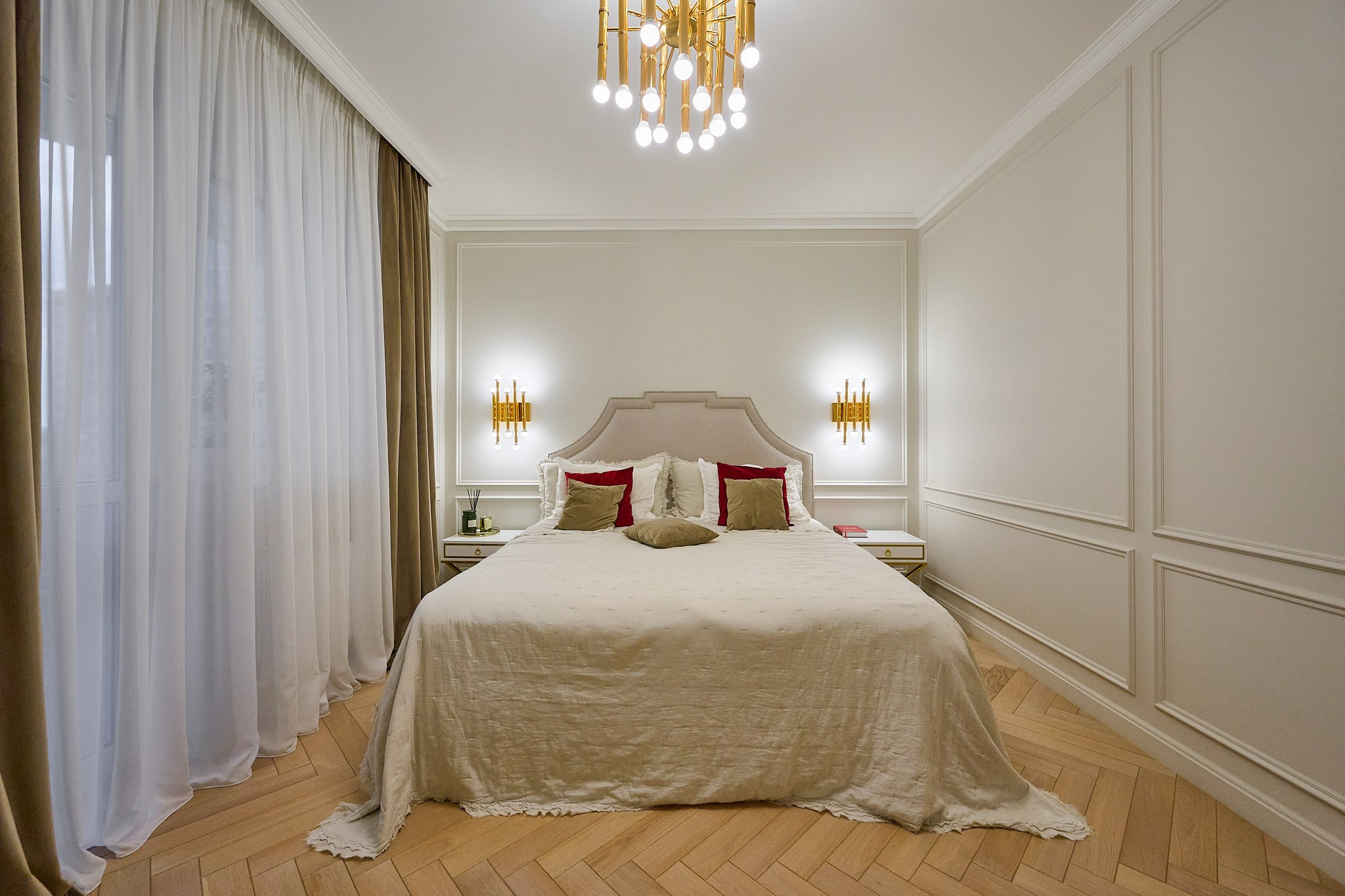 комната в светлых оттенках бежевые цвета коричневые шторы 