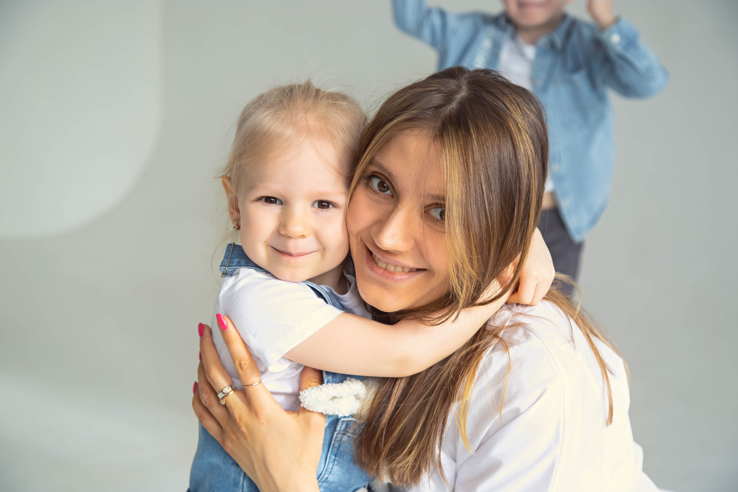Семейная фотосессия в студии в Москве. Семейный фотограф в Москве Влада Лунина