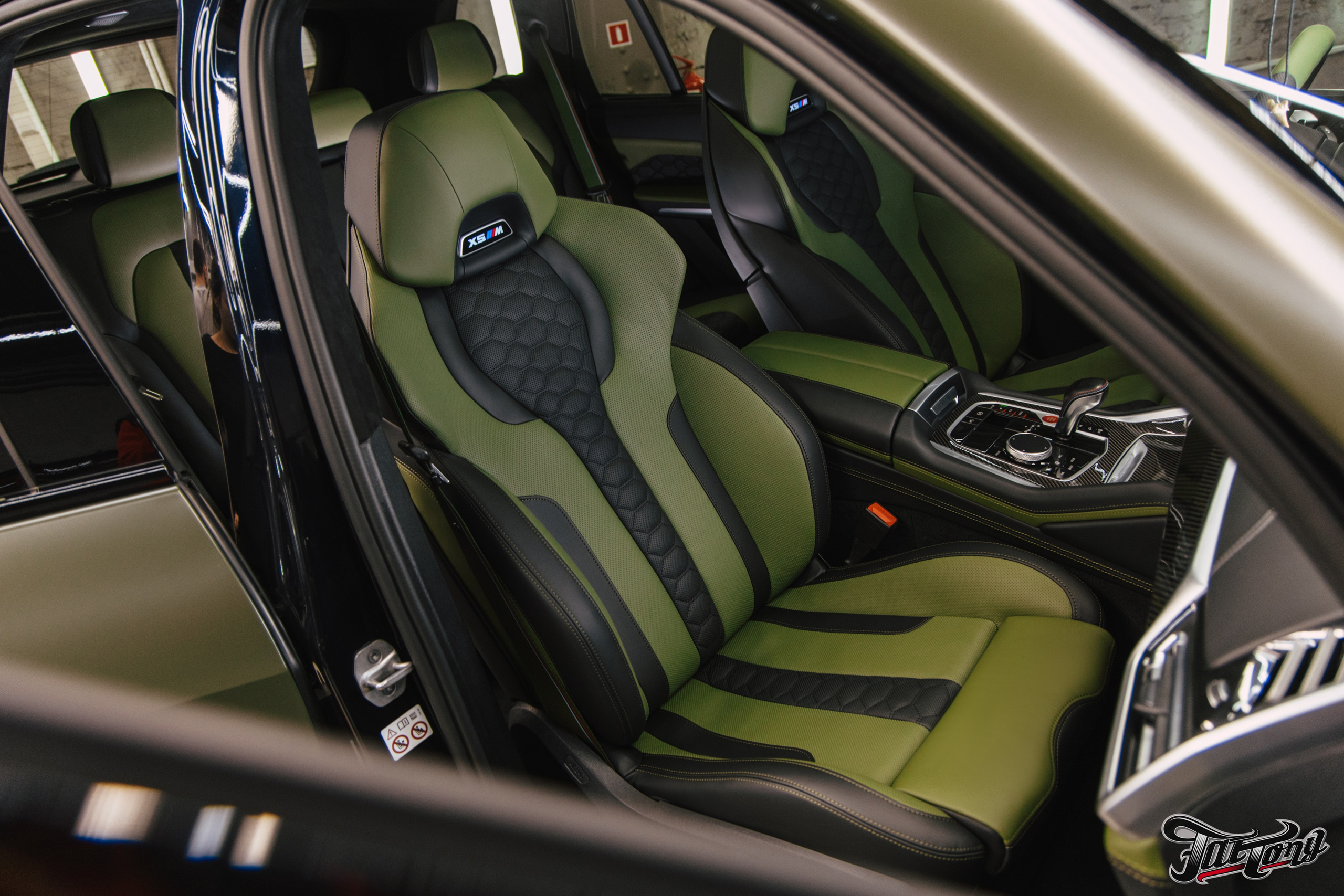 BMW X5M пошив салона в зеленую кожу. DeLorein