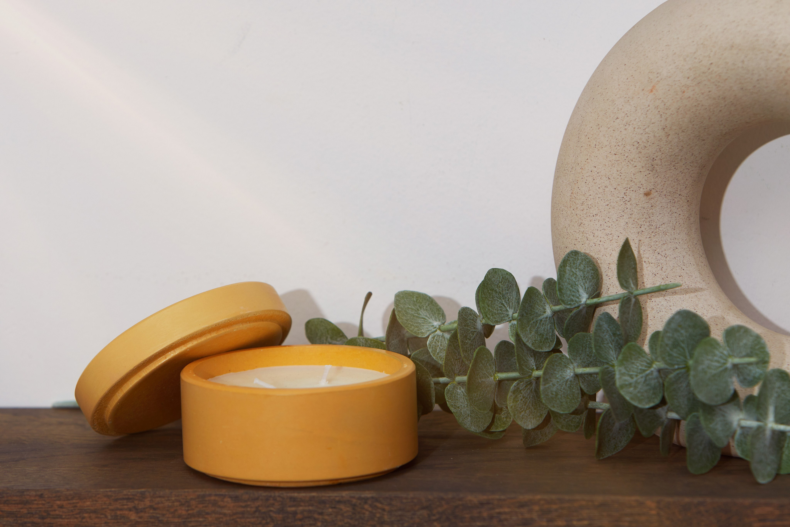 Жёлтая свеча в банке с крышкой — каталожное фото для маркетплейса.