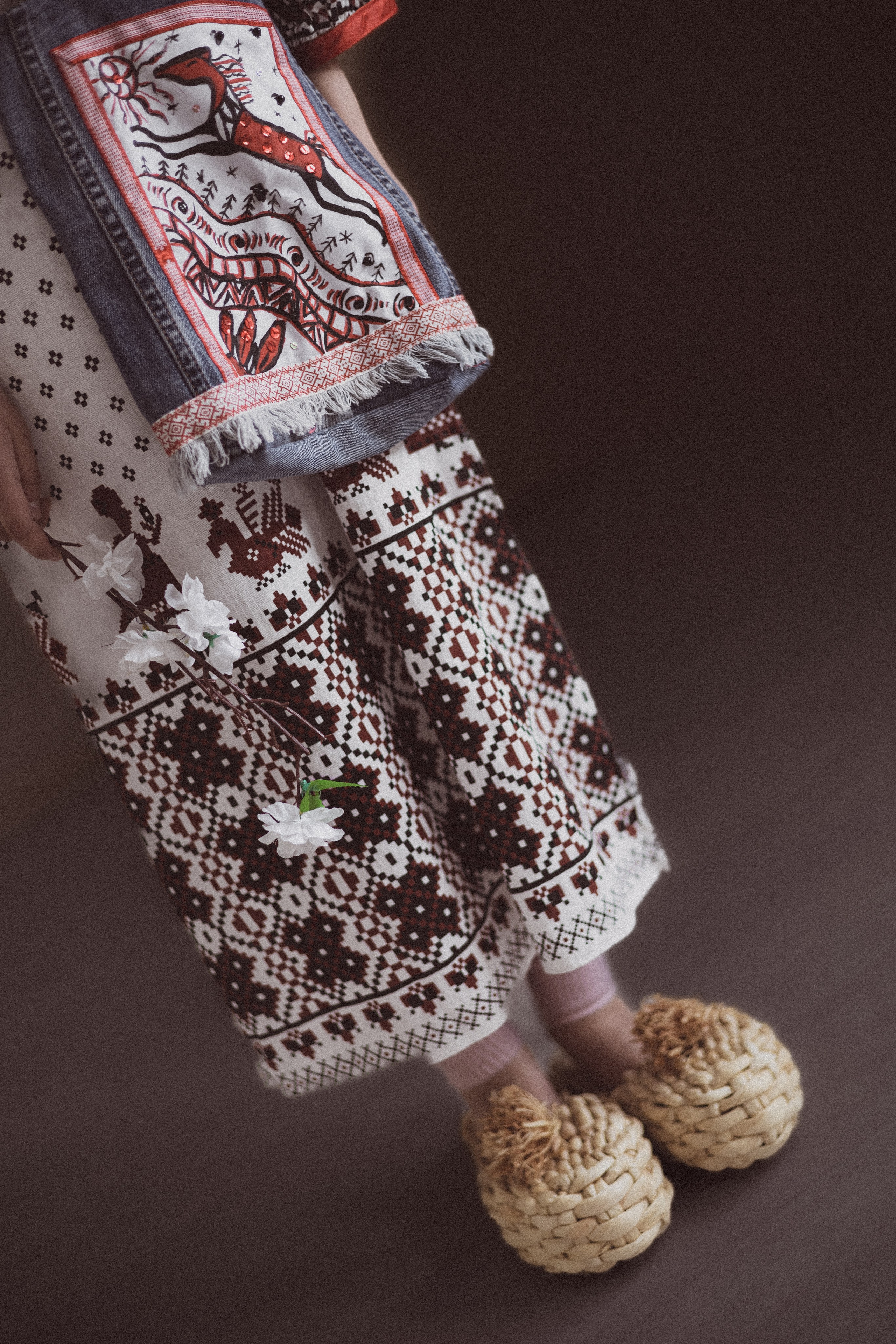 Сумки из денима с мезенской росписью своим руками в мастерской шитья и дизайна. Школа для девочек во Владивостоке — Само Совершенство