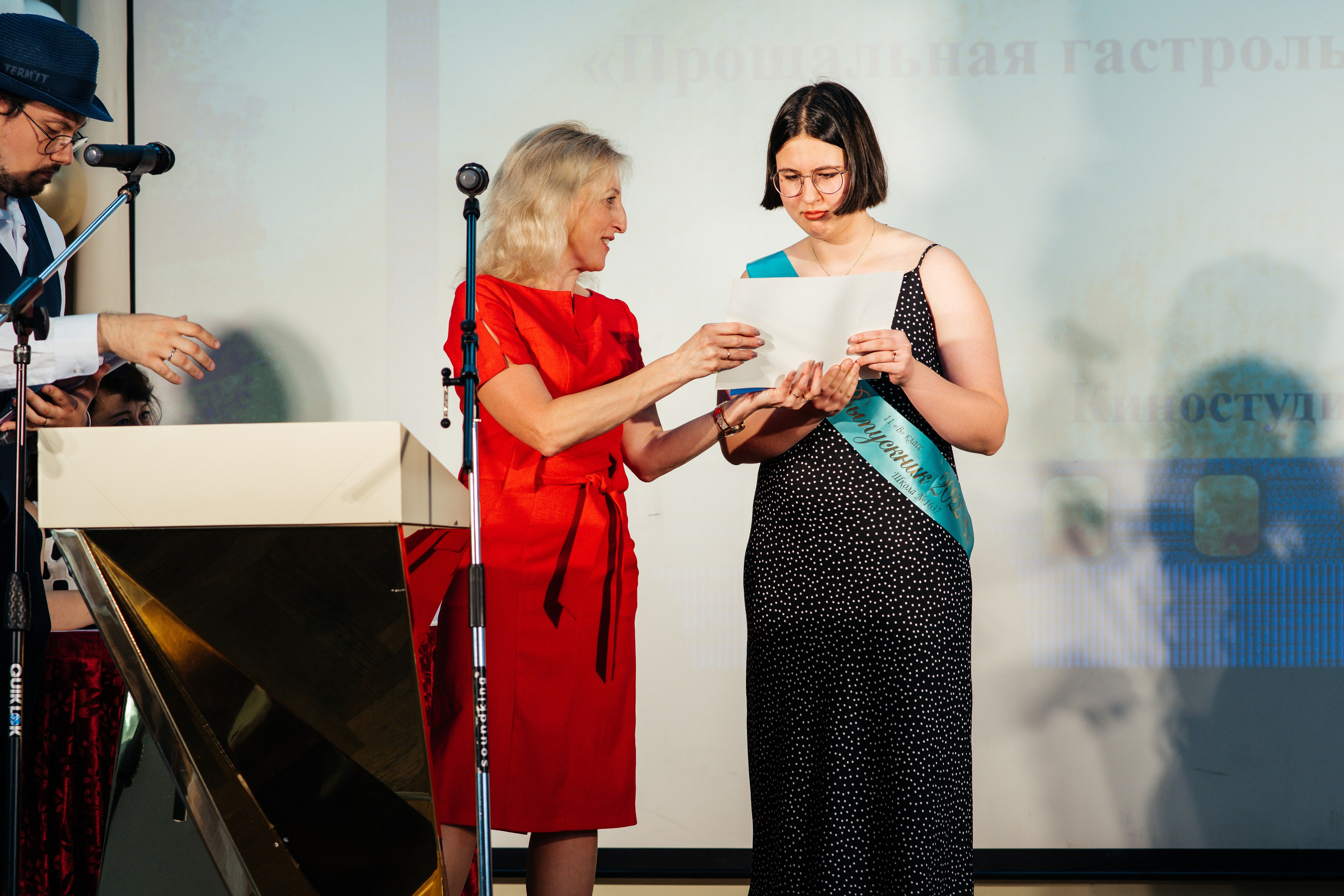 Вручение аттестатов. Выпускные альбомы в Подольске Москве и МО