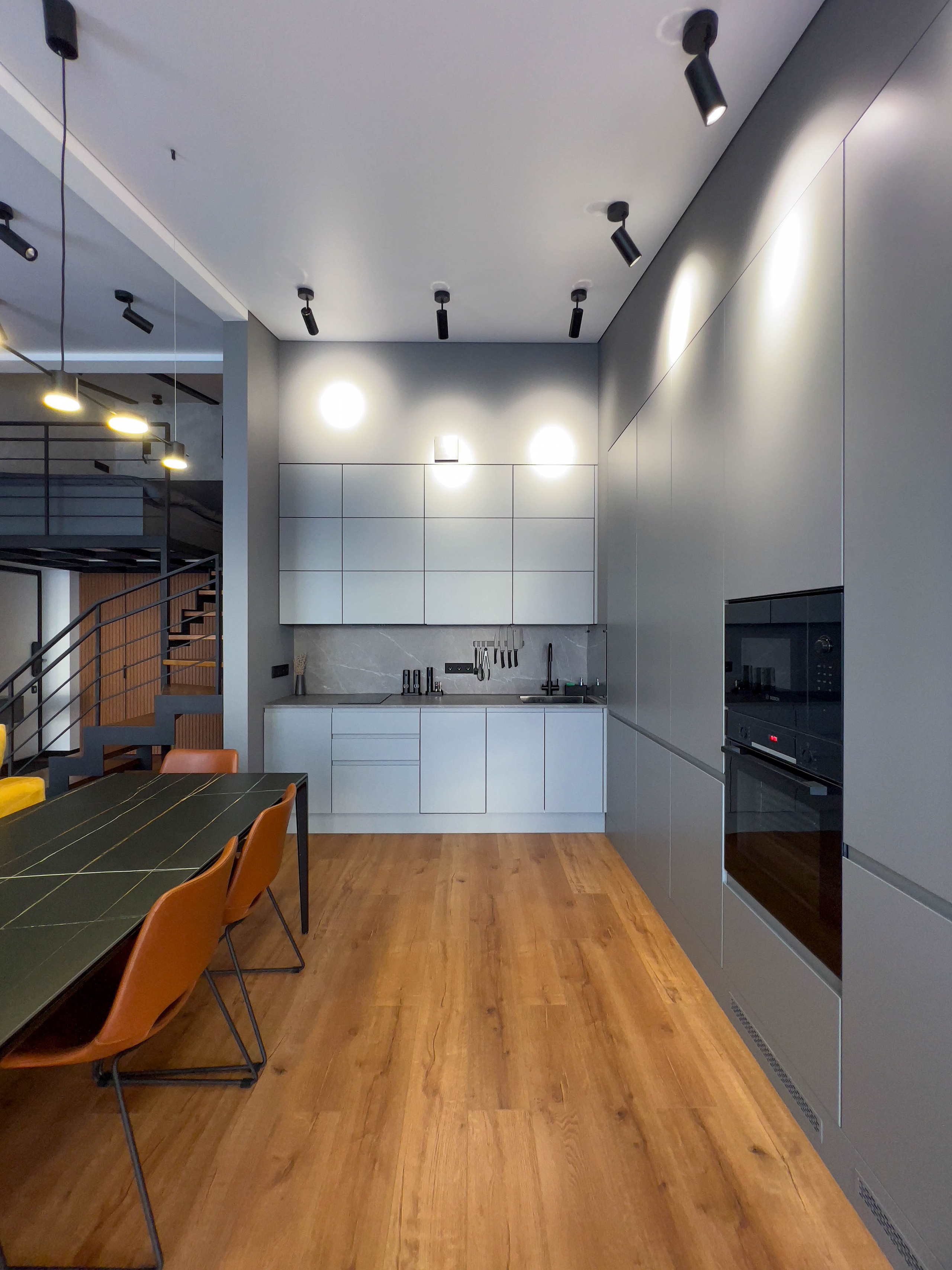 The apartment is on two levels. Fotograf Dmitrii Donets