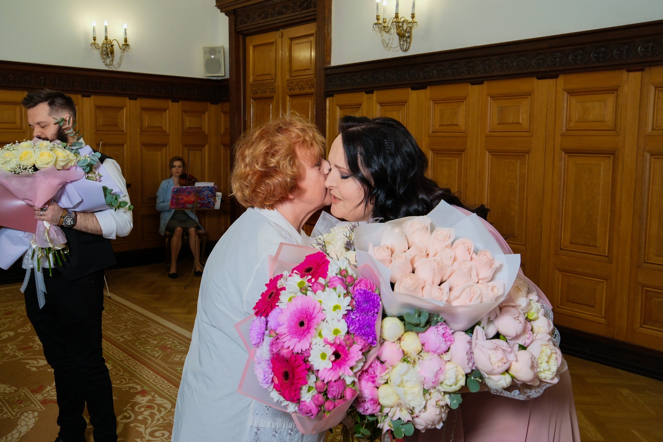 родные поздравляют невесту