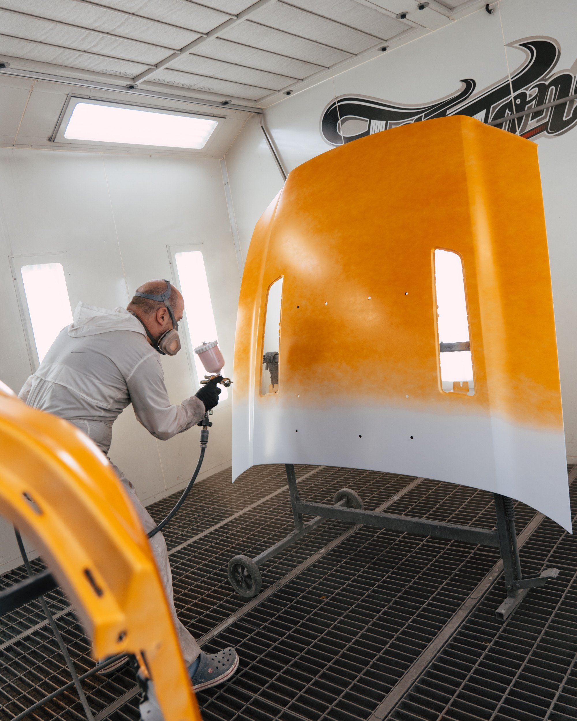 Ford Mustang Roush оранжевый окрас кузова и выкрас полос. DeLorein