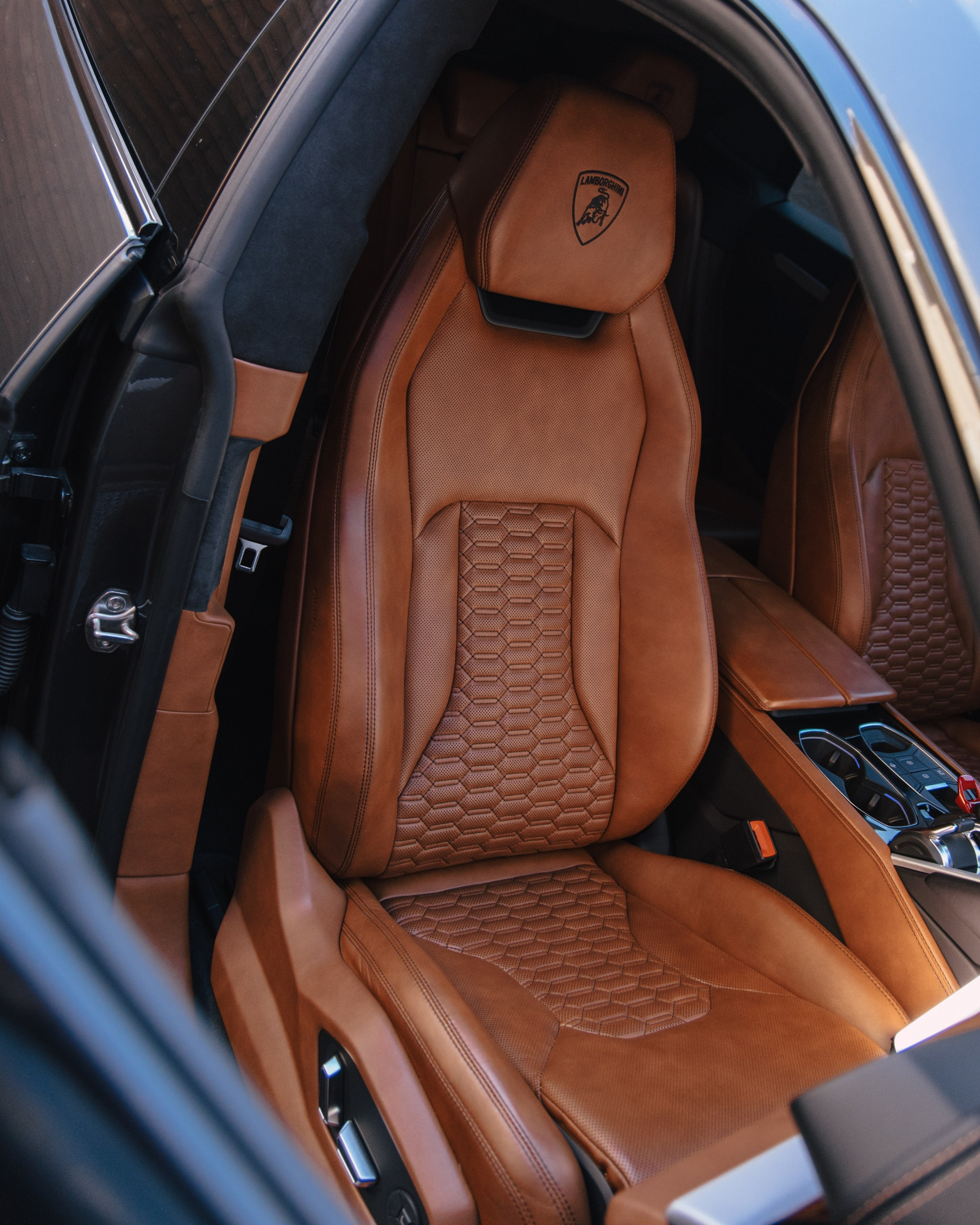 Lamborghini Urus перешив поврежденных элементов салона, окрас капота и деталей. DeLorein