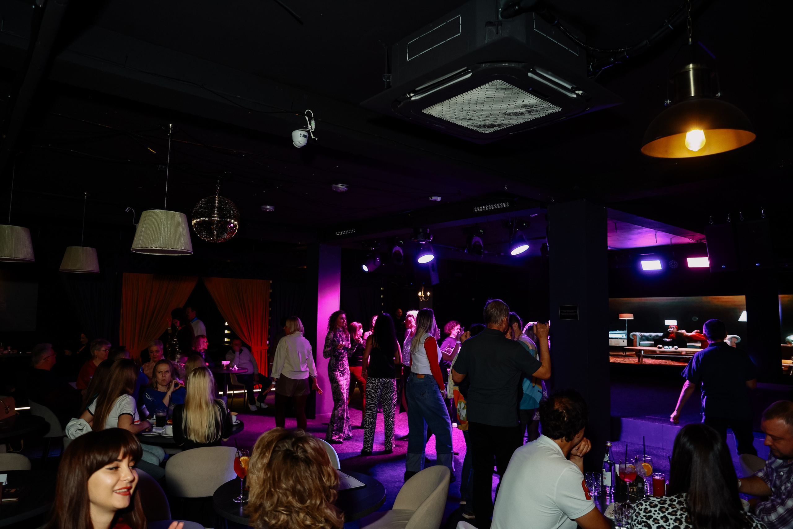 Дискотека под хиты 2000 в Истории. Фотограф Юлия Мальцева