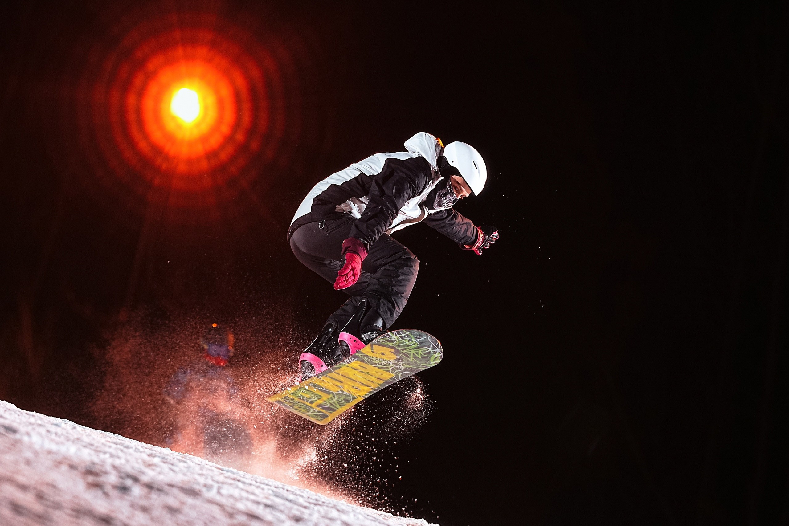 Вечерняя съёмка на склонах с использованием внешних вспышек. Фотограф Студитский Евгений