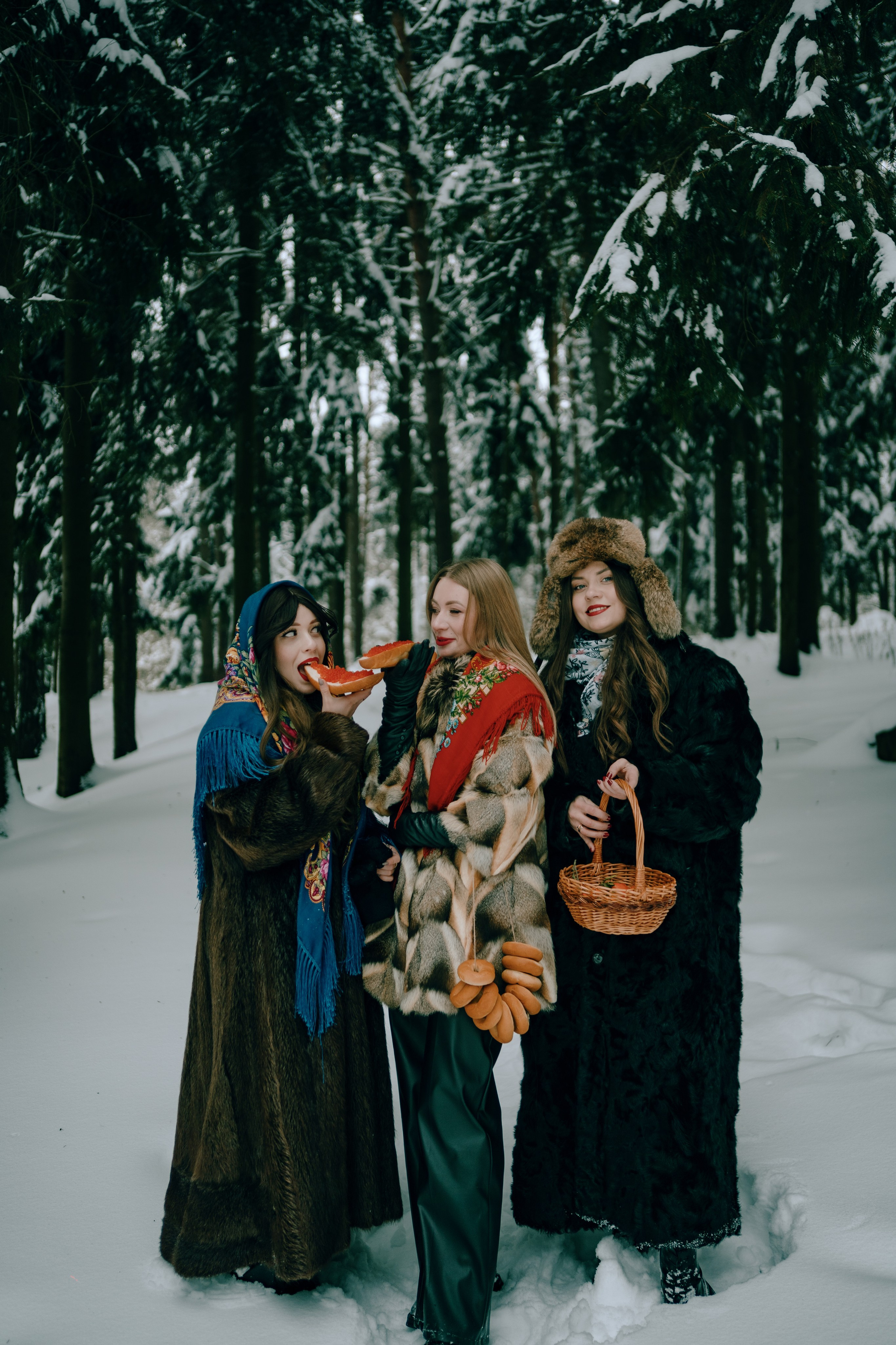 Звенит январская вьюга. Главная