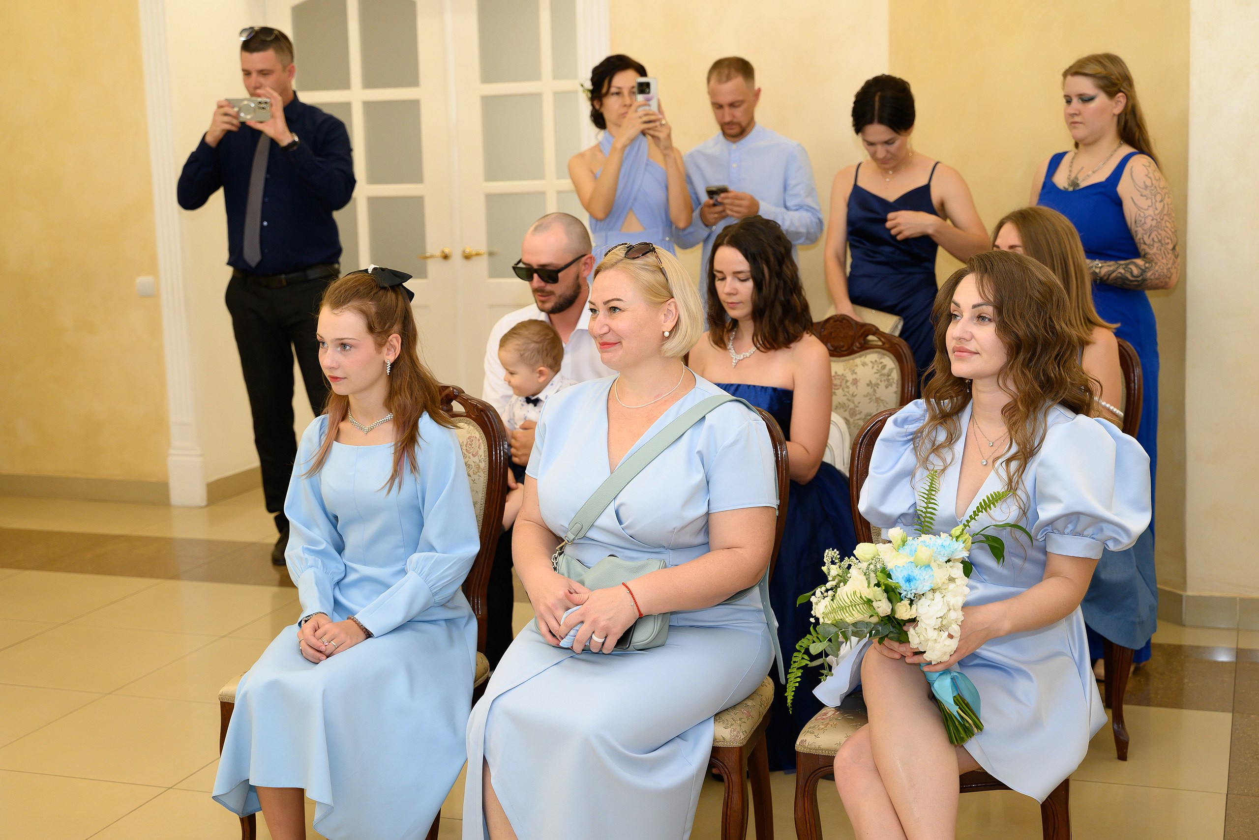 Фотография гостей в ЗАГСе.