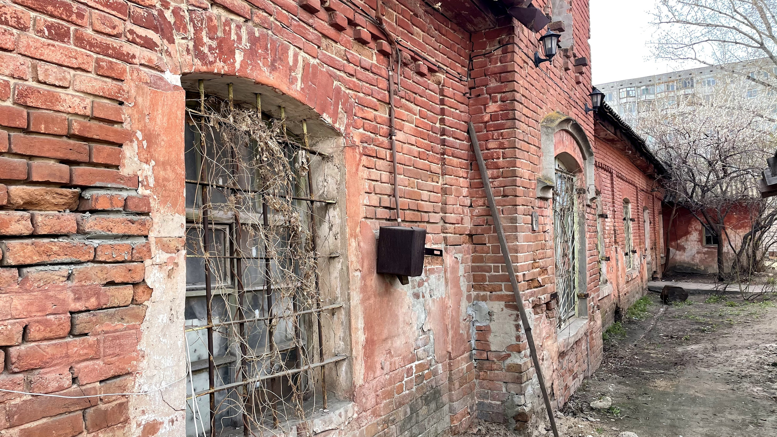 20 102 Здание из красного кирпича. ВИЗУАЛЬНЫЕ И ЗВУКОВЫЕ РЕШЕНИЯ ДЛЯ БИЗНЕСА И СЪЁМОК ТЕЛЕТЕЛА