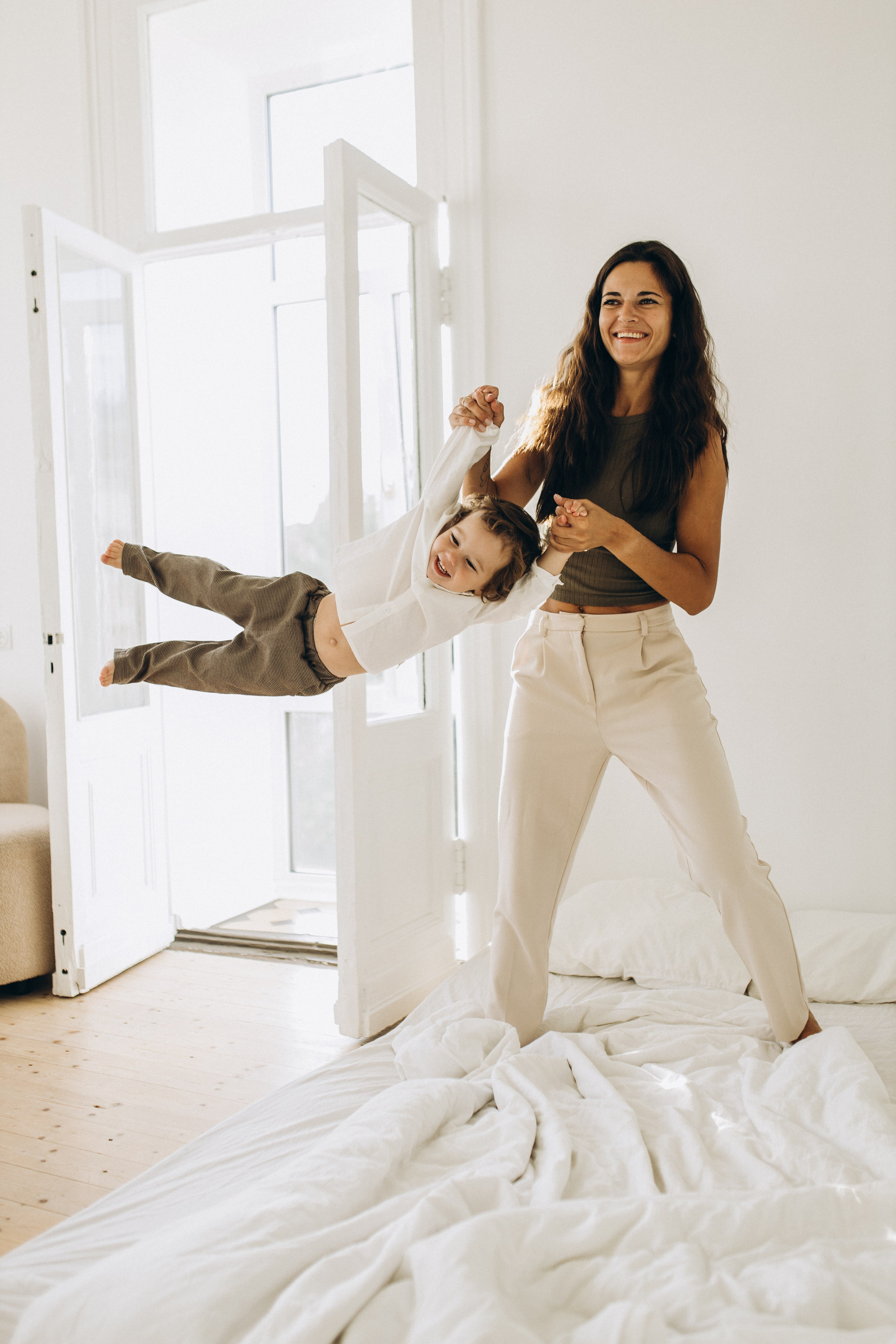 фотографии в движении мама и сын в студии Самара