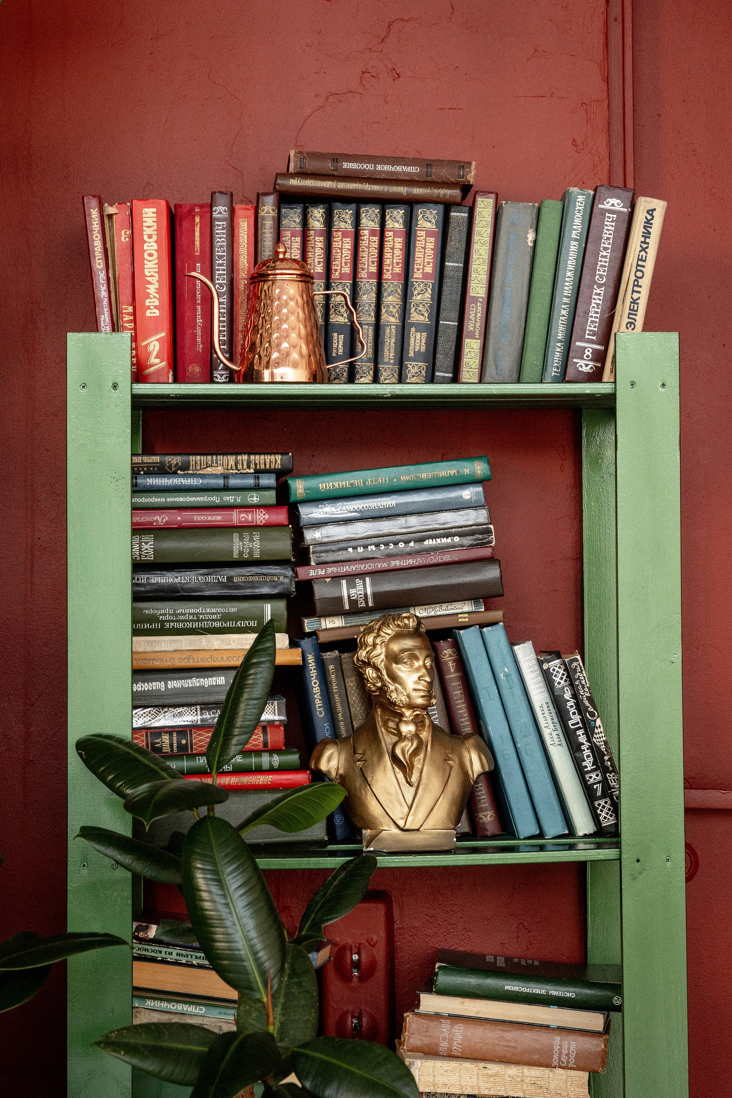 Зал Невский в фотостудии Питер в Сургуте для семейных и индивидуальных фотосессий. Идеально подойдёт для съёмки на выпускные альбомы для старших классов. 