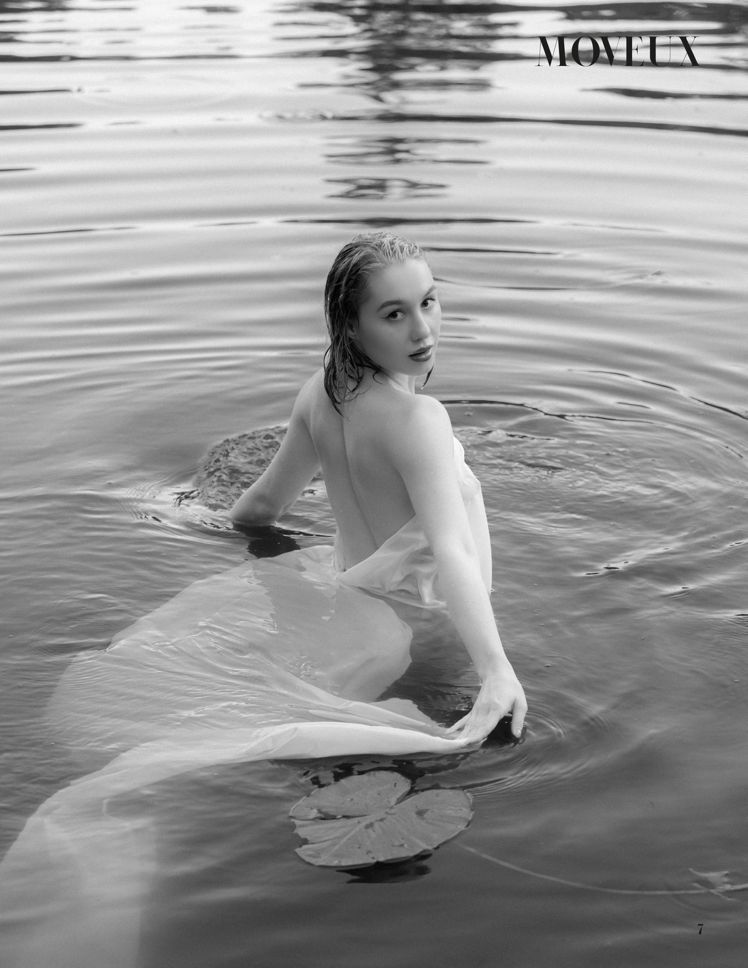 Динамическая фотосессия с движением ткани в студии Москвы. Эмоциональный портрет в стиле художественной экспрессии.