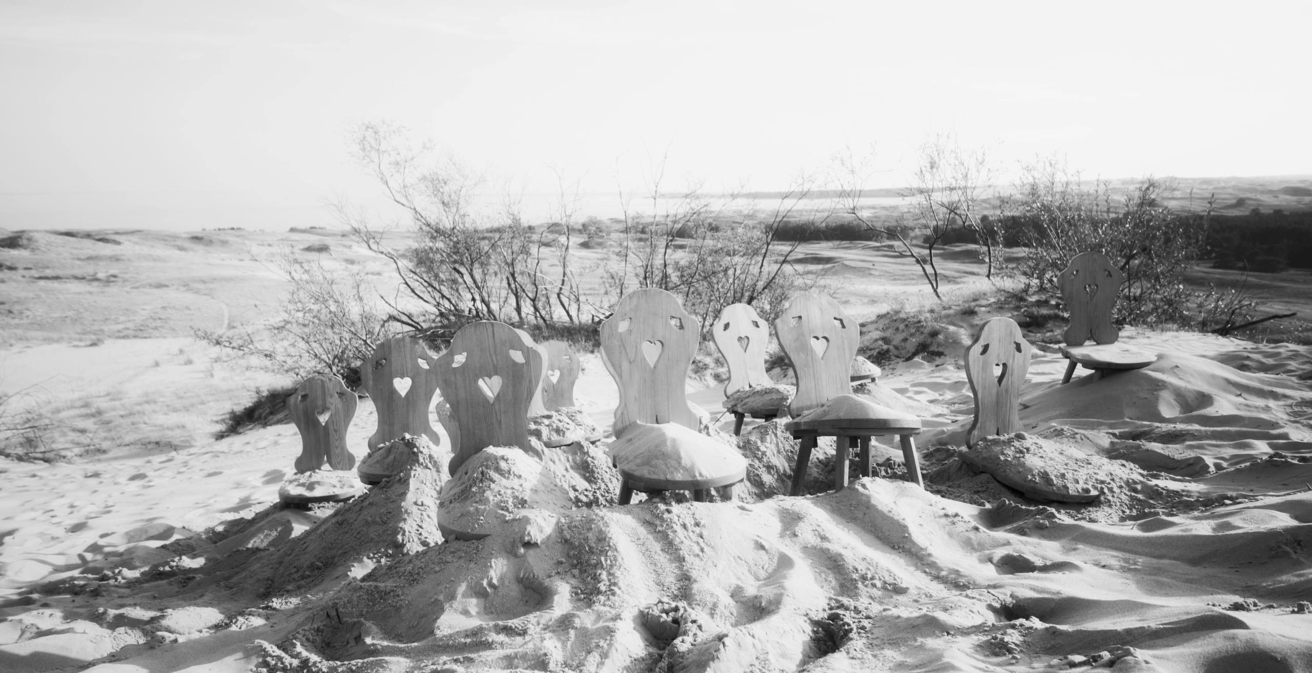 ОДИН СТУЛ, МНОГО СТУЛЬЕВ. Художественная группа «Нежные Бабы»