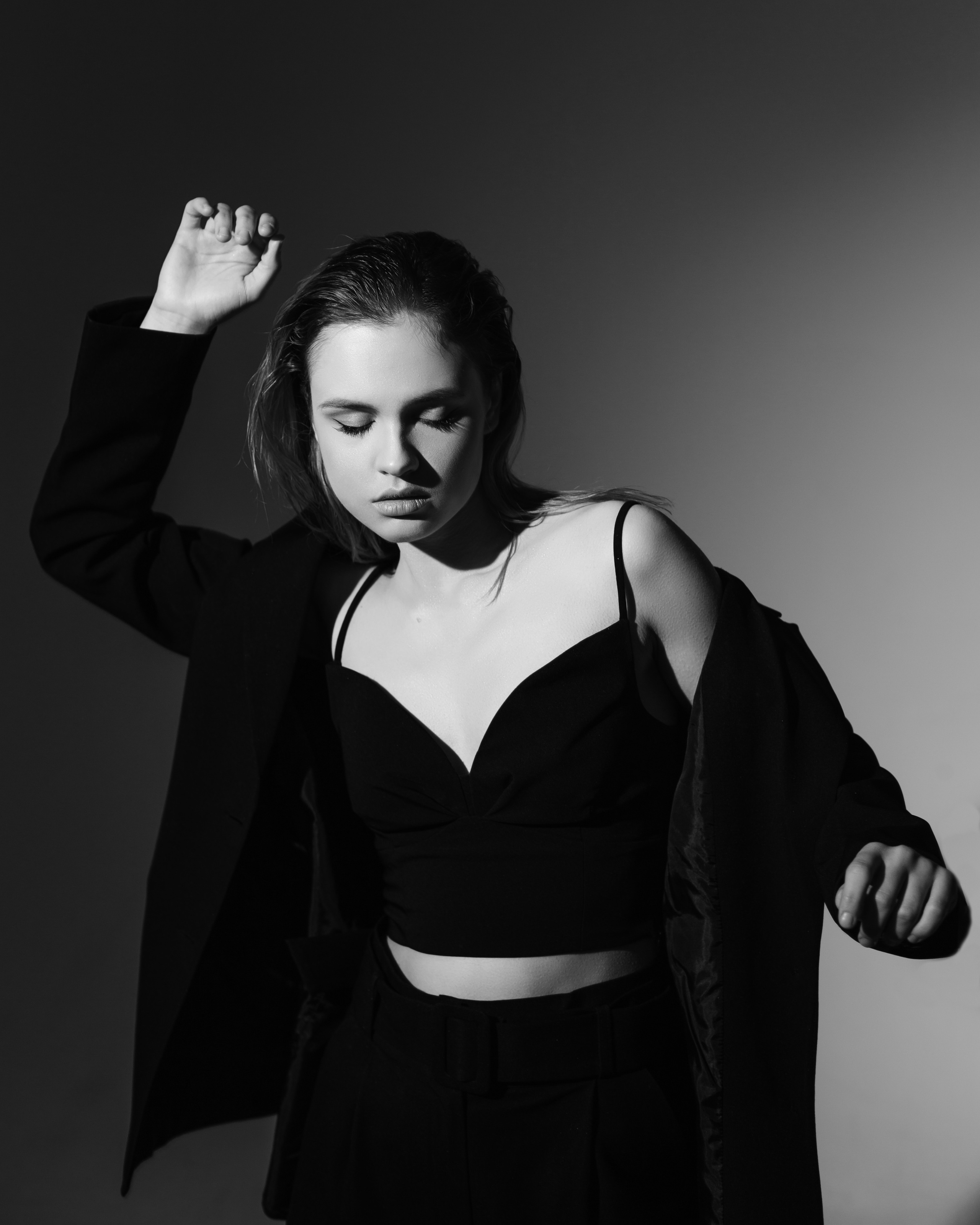 Черно-белый портрет девушки. Brand и контент фотограф