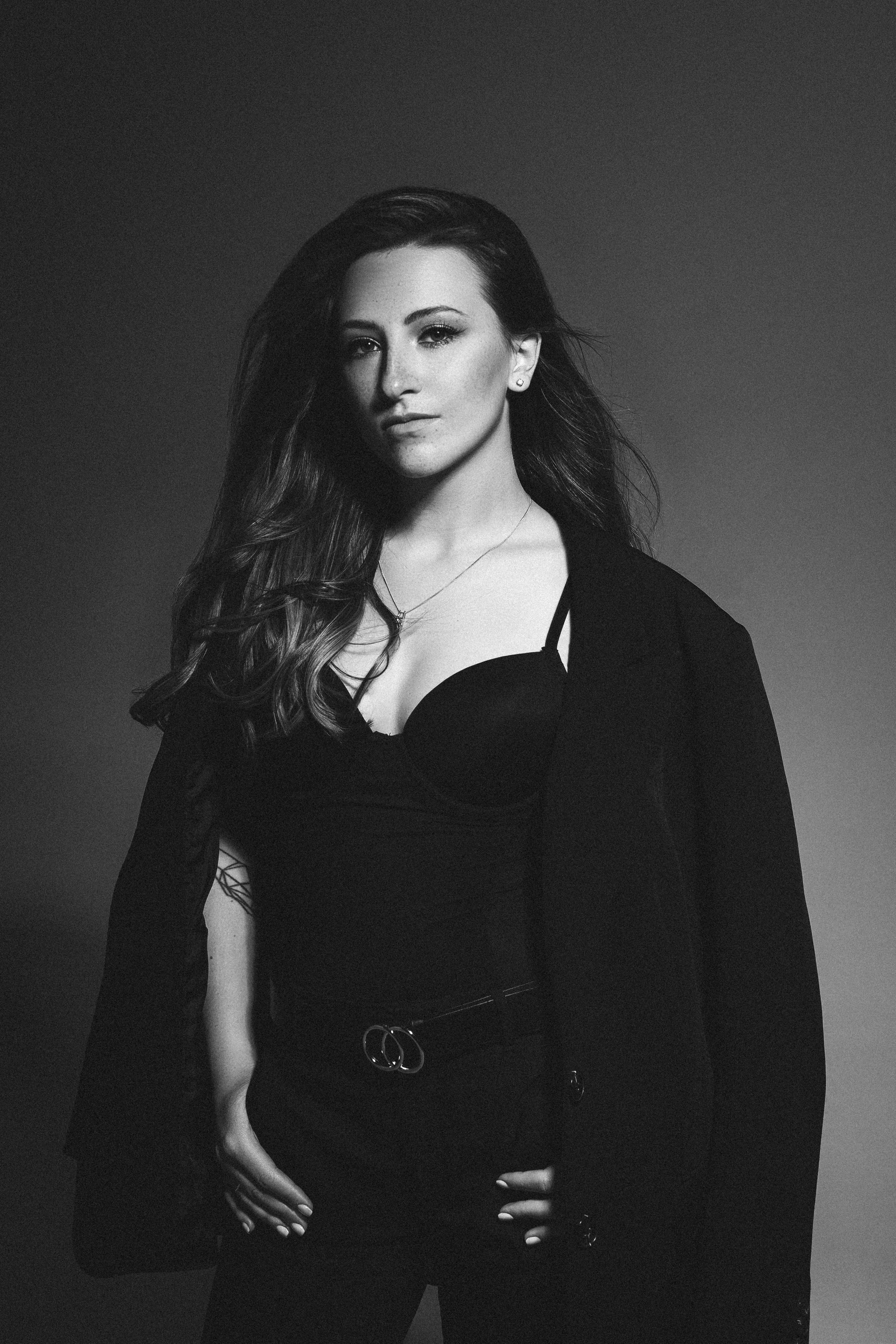 Минималистичная фотосессия девушки. Brand и контент фотограф