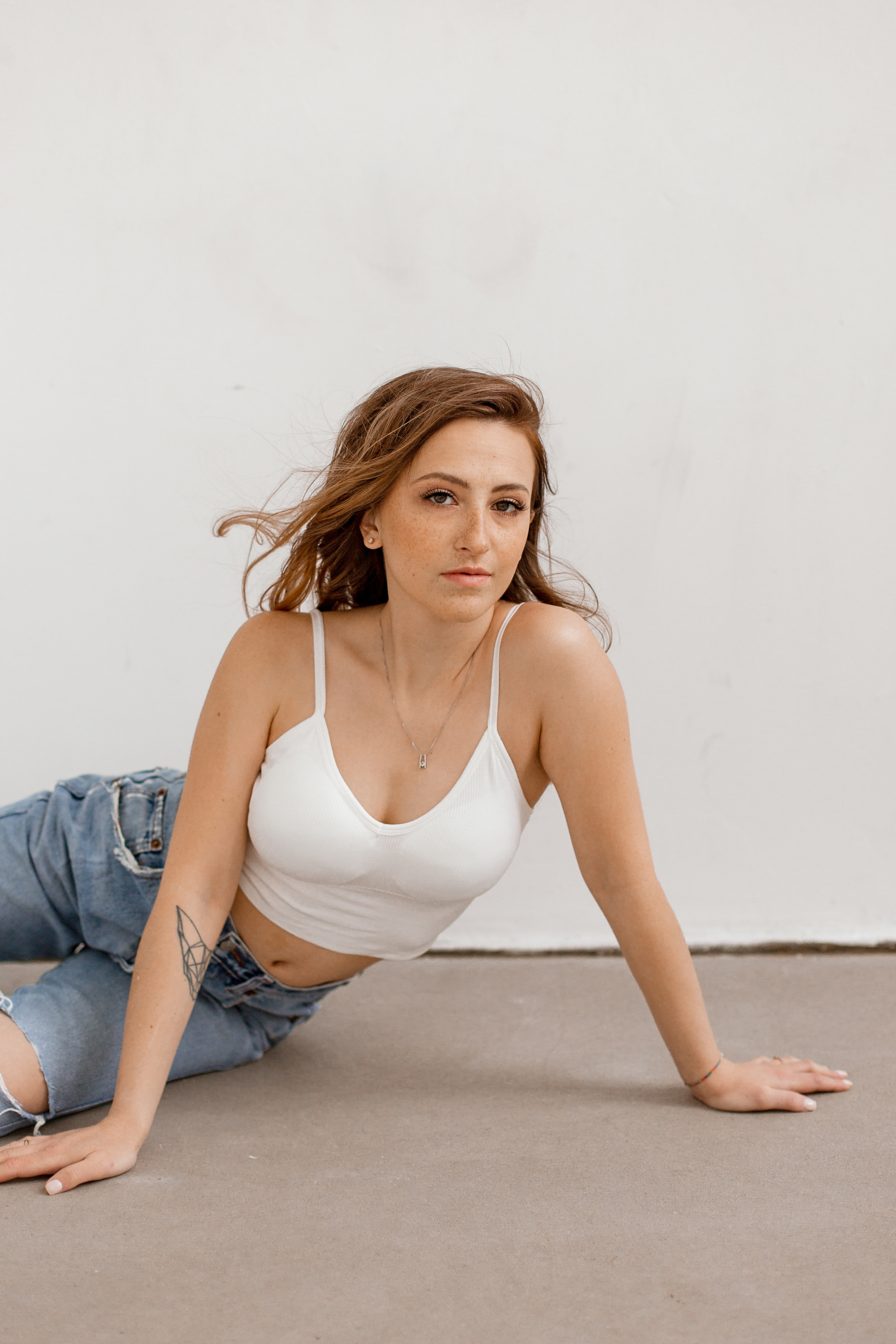 Минималистичная фотосессия девушки. Brand и контент фотограф