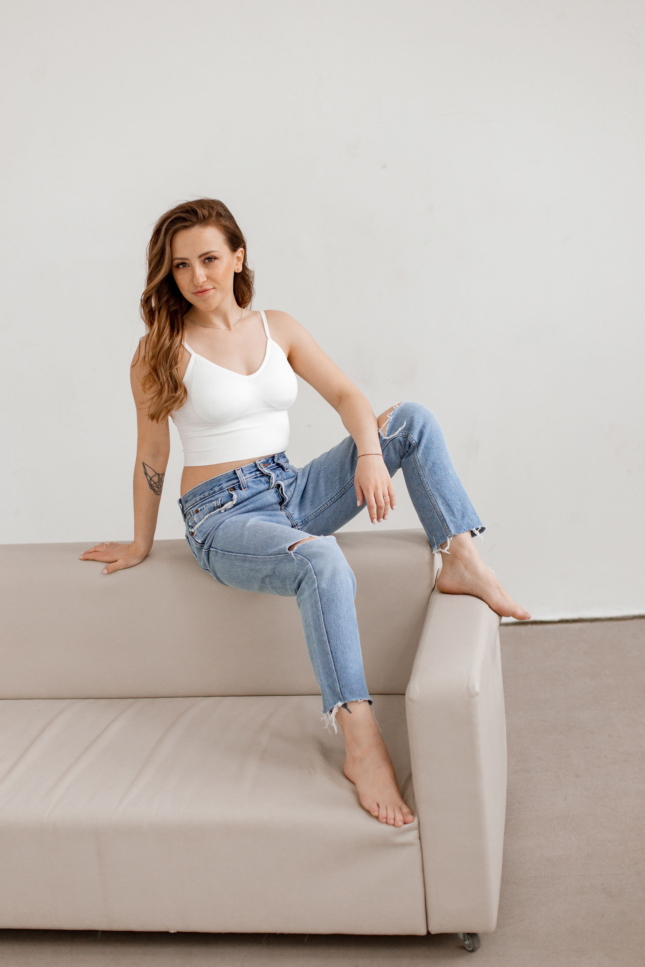 Минималистичная фотосессия девушки. Brand и контент фотограф