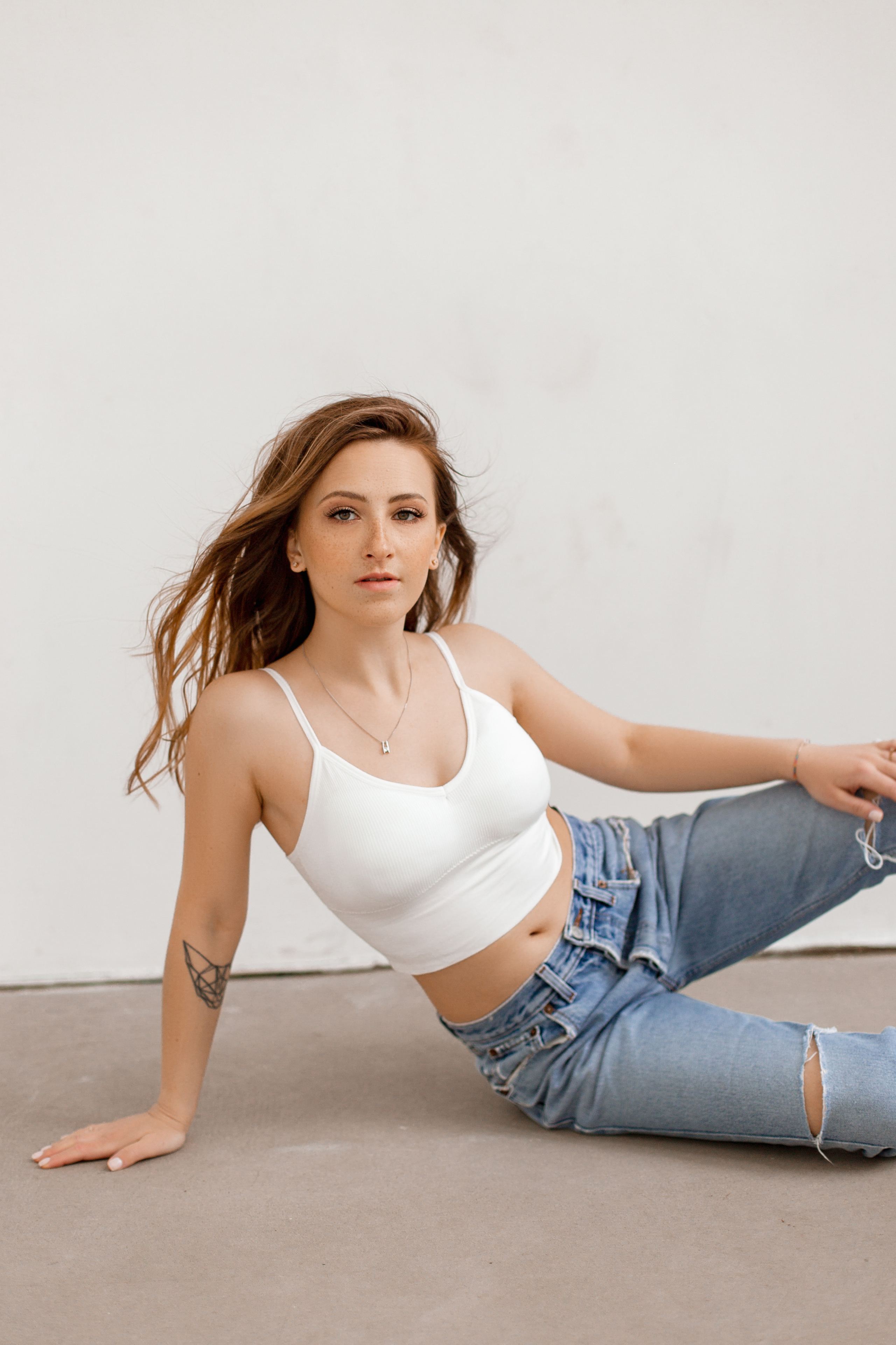 Минималистичная фотосессия девушки. Brand и контент фотограф